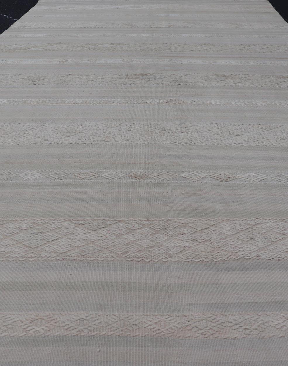 Mesures : 5'11 x 12'10 
Rug & Kilim Gallery Vintage Turc en rayures pastel 5'11 x 12'10. 
 Keivan Woven Arts / Tapis / EN-15646 Pays d'origine / type : Turquie / Kilim

Ce tapis de galerie en kilim turc présente un design serein et élégant,