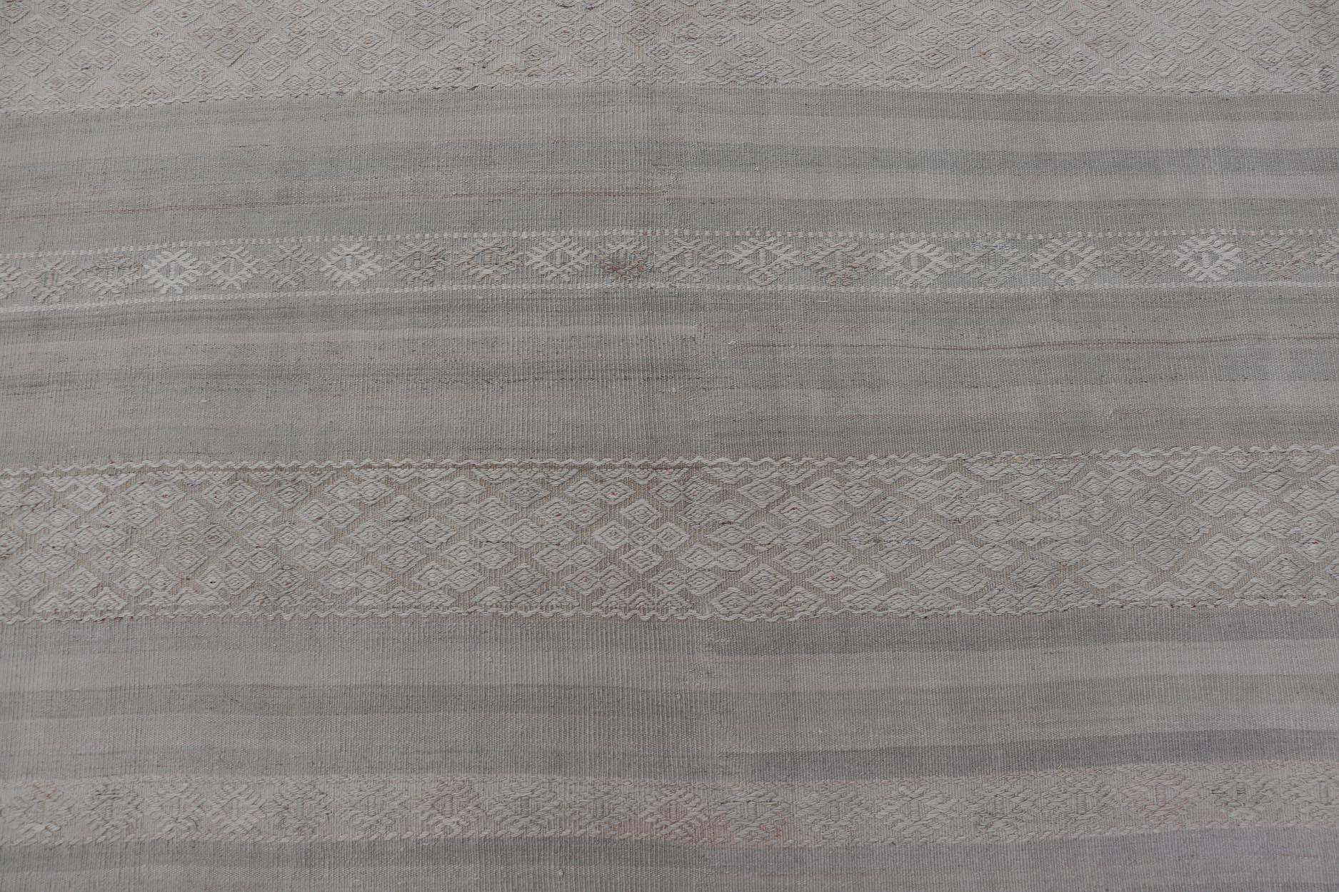 Tissé à la main Rug & Kilim Gallery Vintage Turc à rayures pastel 5'11 x 12'10 en vente