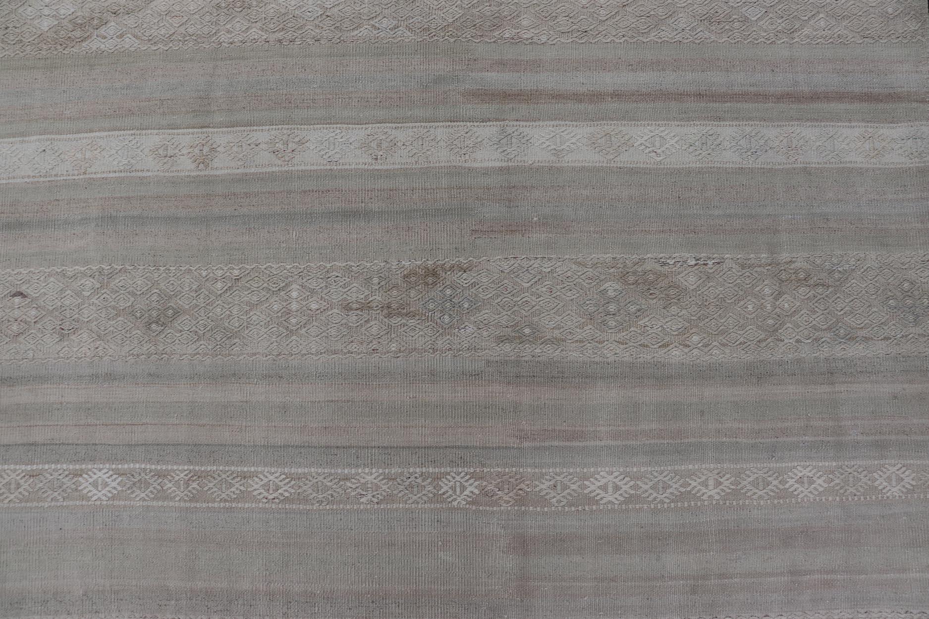 Rug & Kilim Gallery Vintage Turc à rayures pastel 5'11 x 12'10 Bon état - En vente à Atlanta, GA