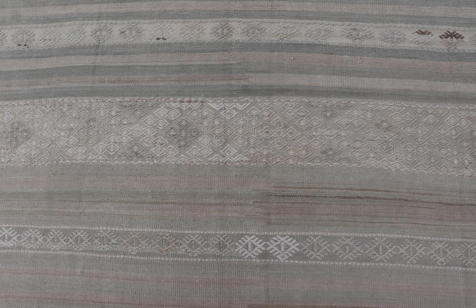 20ième siècle Rug & Kilim Gallery Vintage Turc à rayures pastel 5'11 x 12'10 en vente