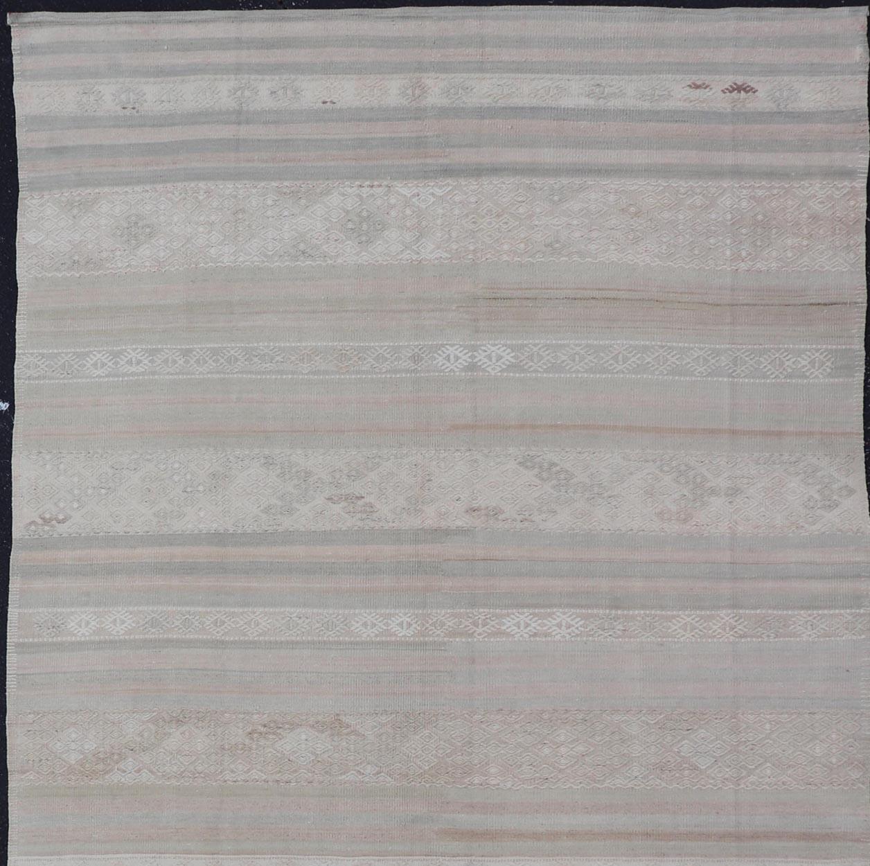 Laine Rug & Kilim Gallery Vintage Turc à rayures pastel 5'11 x 12'10 en vente