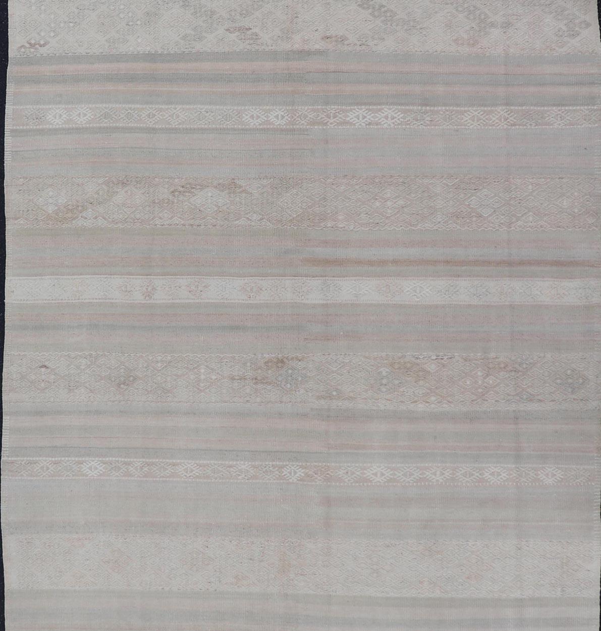 Rug & Kilim Gallery Vintage Turc à rayures pastel 5'11 x 12'10 en vente 1