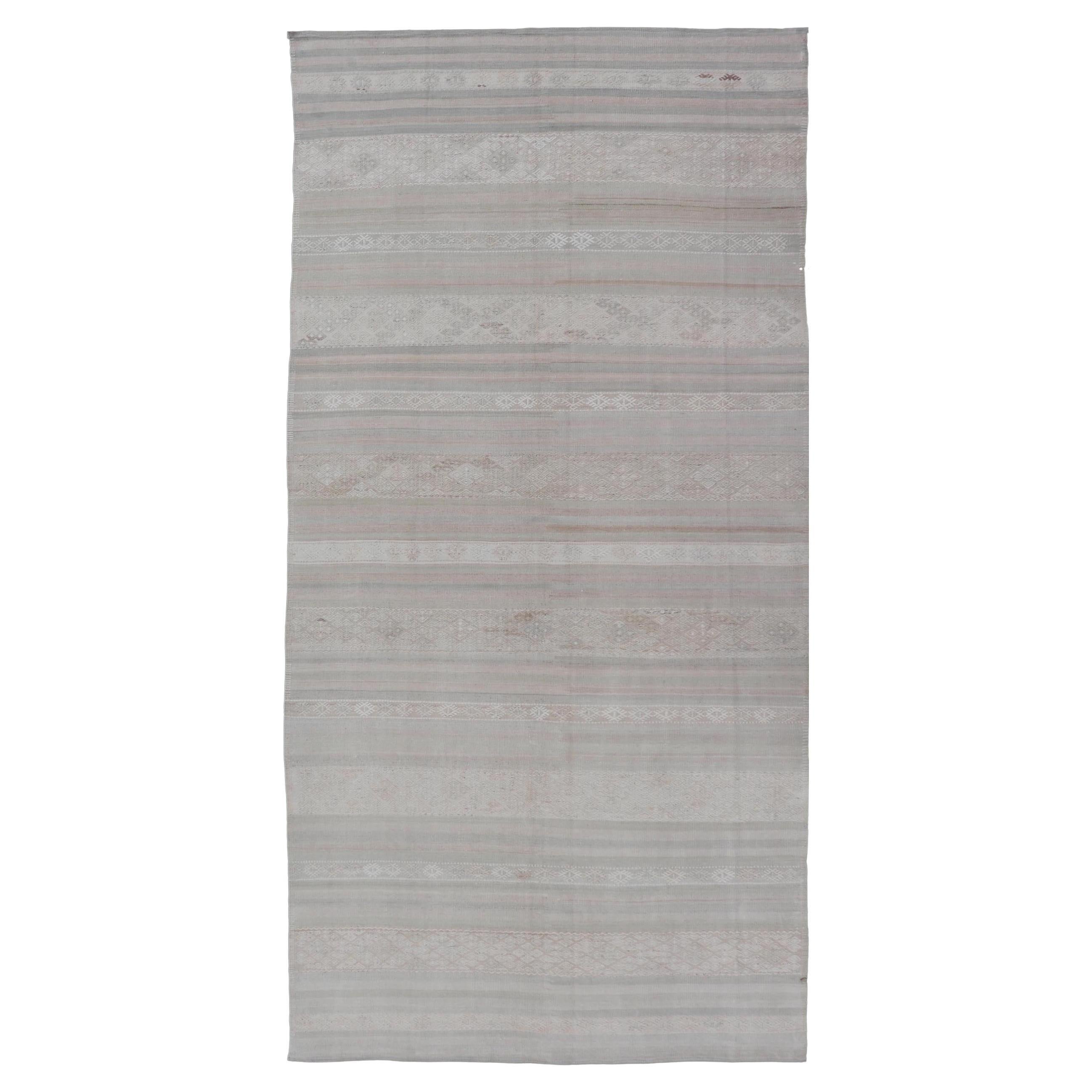 Türkischer Vintage-Kilim-Galerie-Teppich in weichen Pastellstreifen 5
11 x 12
10