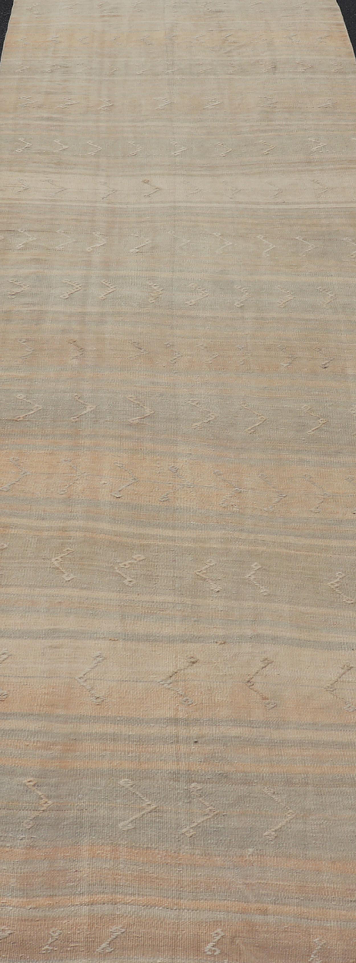 Maße: 4'0 x 14'4 Vintage Turkish Kilim Gallery Runner -Soft Earthy Tones Keivan Woven Arts / Rug / EN-15596 Herkunftsland / Typ: Türkei / Kelim Exquisiter türkischer Kelim-Galerieläufer im Vintage-Stil mit einer ruhigen Mischung aus weichen