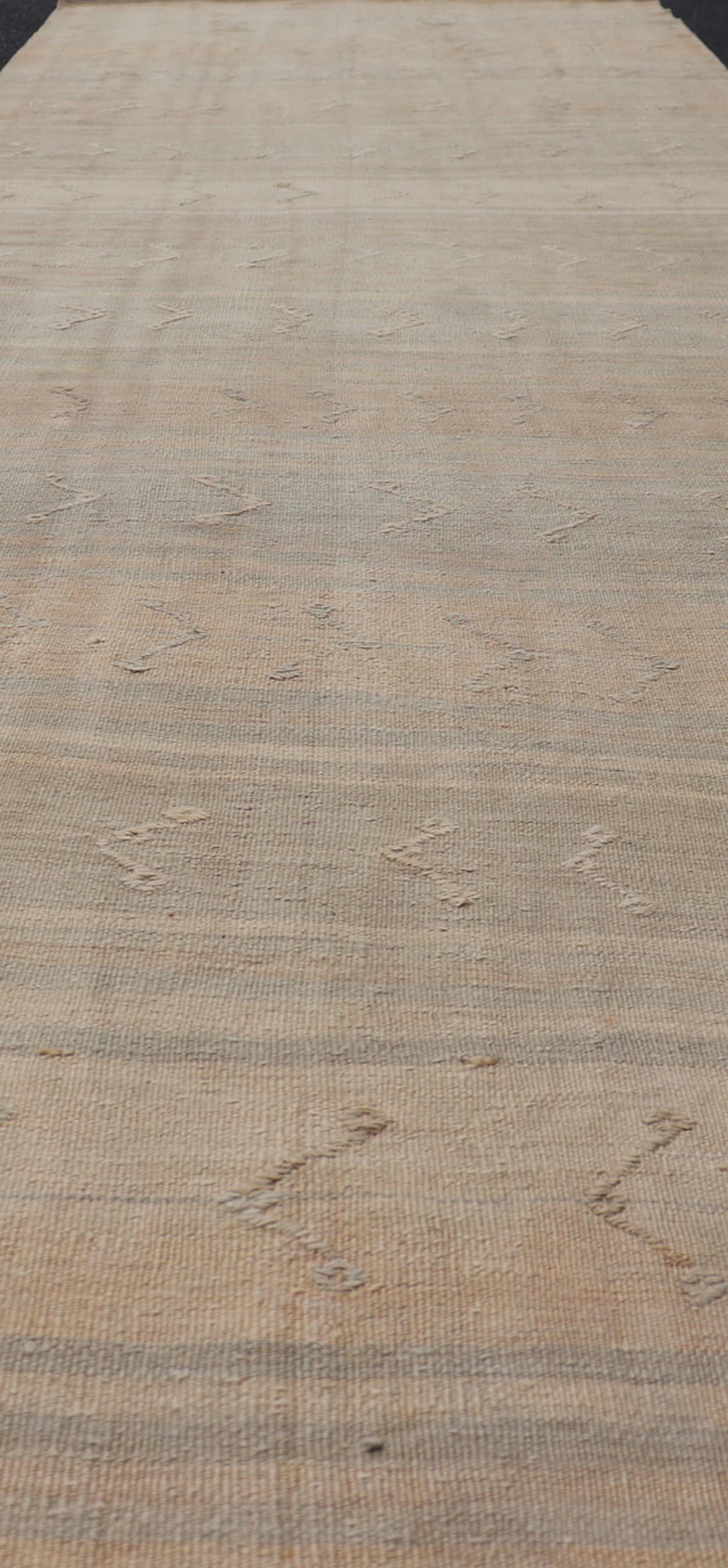 Vintage Turkish Kilim Gallery Runner Soft Earthy Tones 4'0 x 14'4 (Kelim) im Angebot