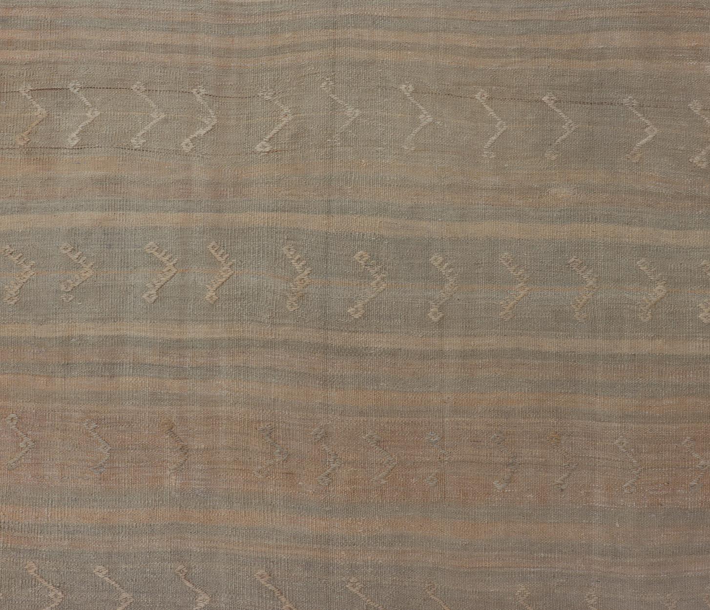 Vintage Turkish Kilim Gallery Runner Soft Earthy Tones 4'0 x 14'4 (Handgewebt) im Angebot