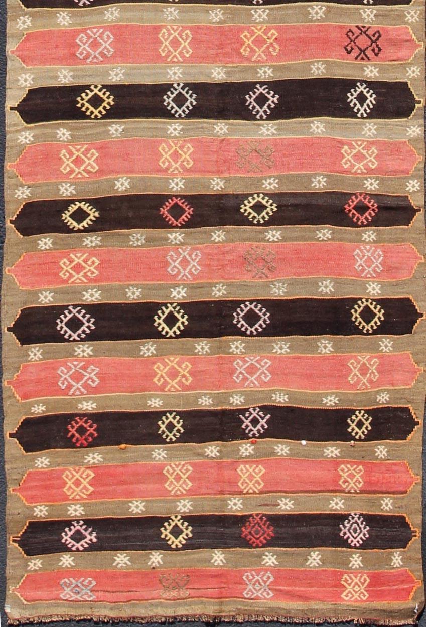 Maße: 3'11 x 15'10 
Vintage Turkish Kilim Gallery Runner mit Bold Black, Red, Coral 3'11 x 15'10. 
Keivan Woven Arts / Teppich/TU-NED-40, Herkunftsland / Art: Türkei / Kelim, um 1950. 

Türkischer Kelim-Läufer im Vintage-Stil mit einem auffälligen
