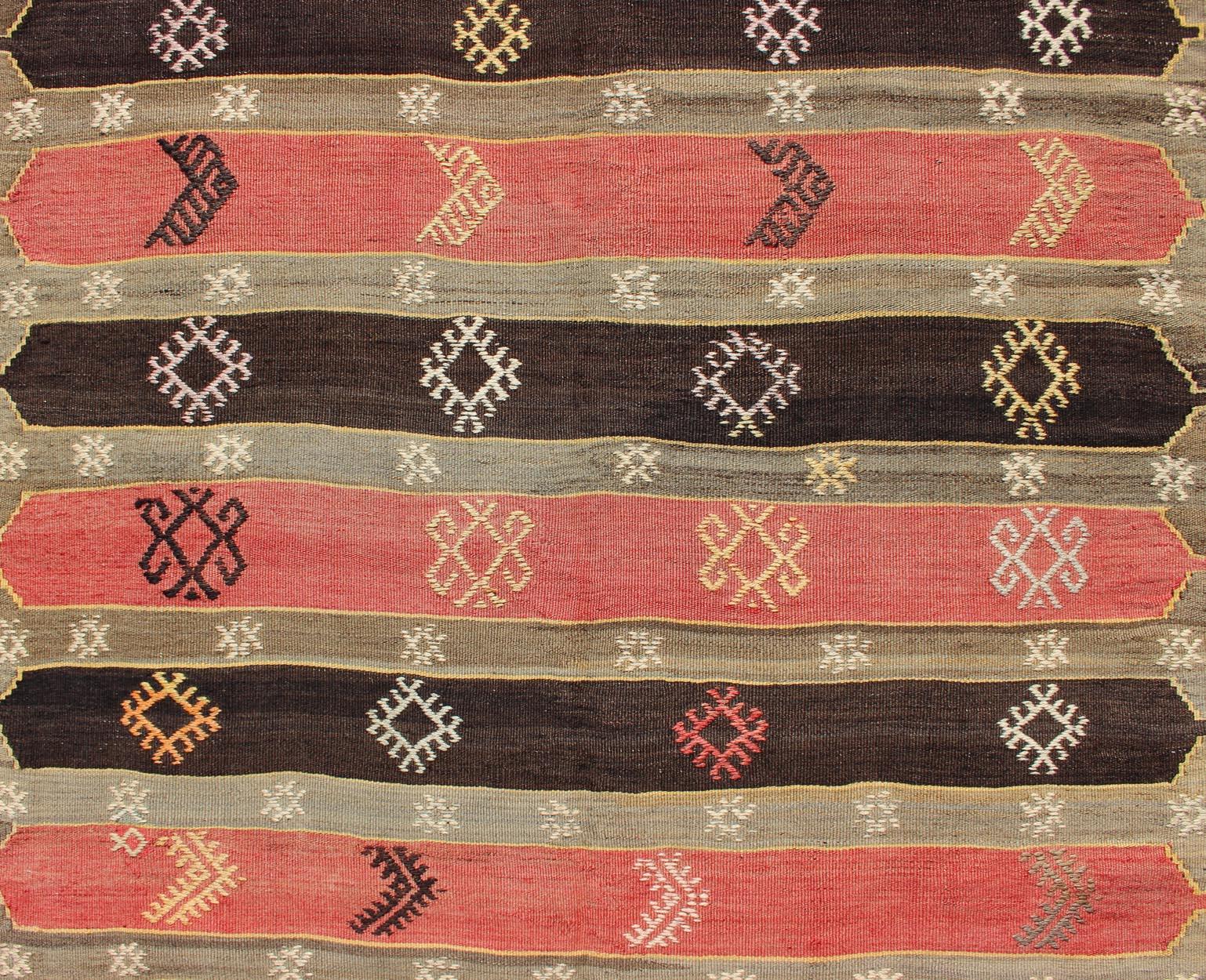 Vintage Turkish Kilim Gallery Läufer mit Bold Schwarz, Rot, Koralle 3'11 x 15'10 (Kelim) im Angebot