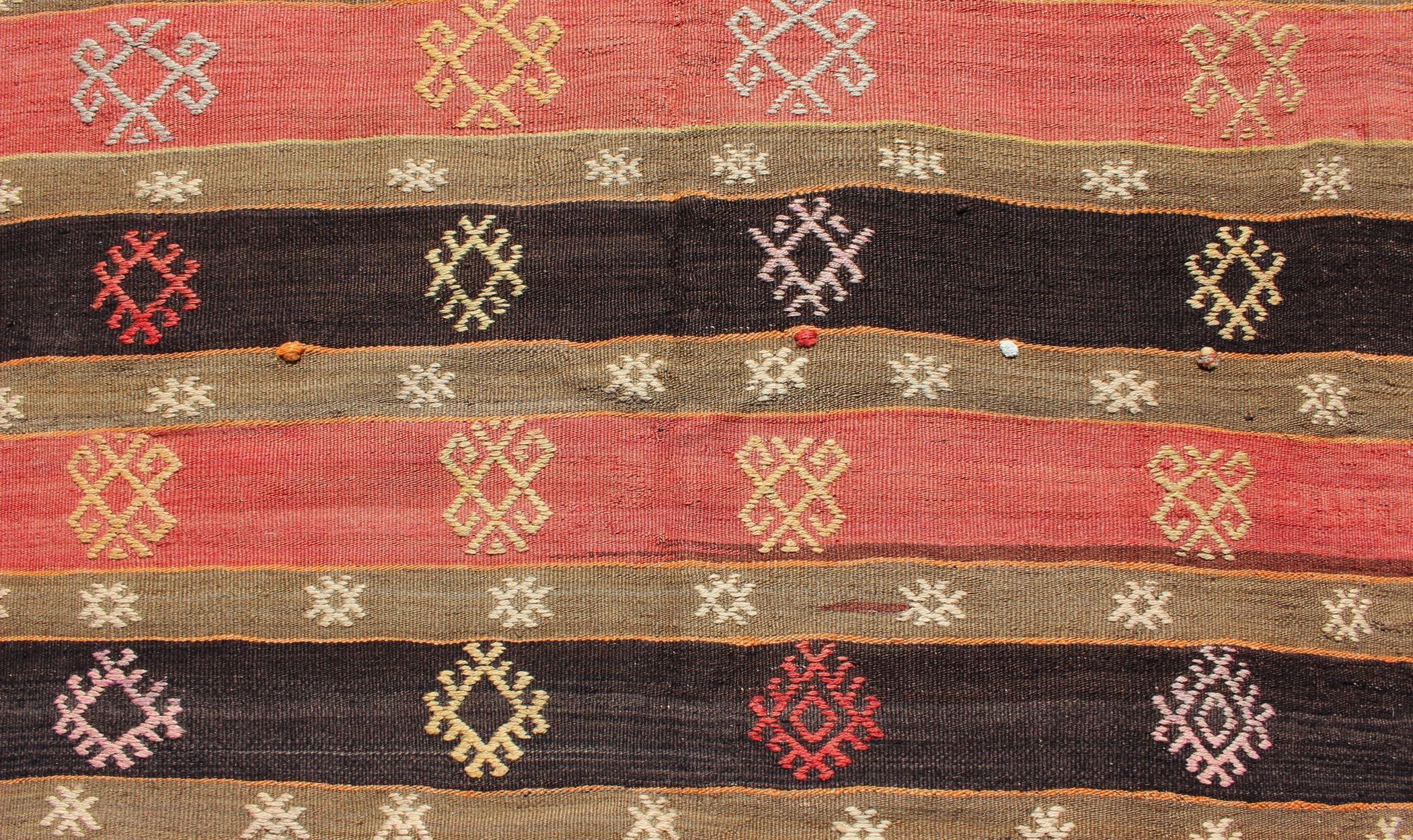 Vintage Turkish Kilim Gallery Läufer mit Bold Schwarz, Rot, Koralle 3'11 x 15'10 (Türkisch) im Angebot