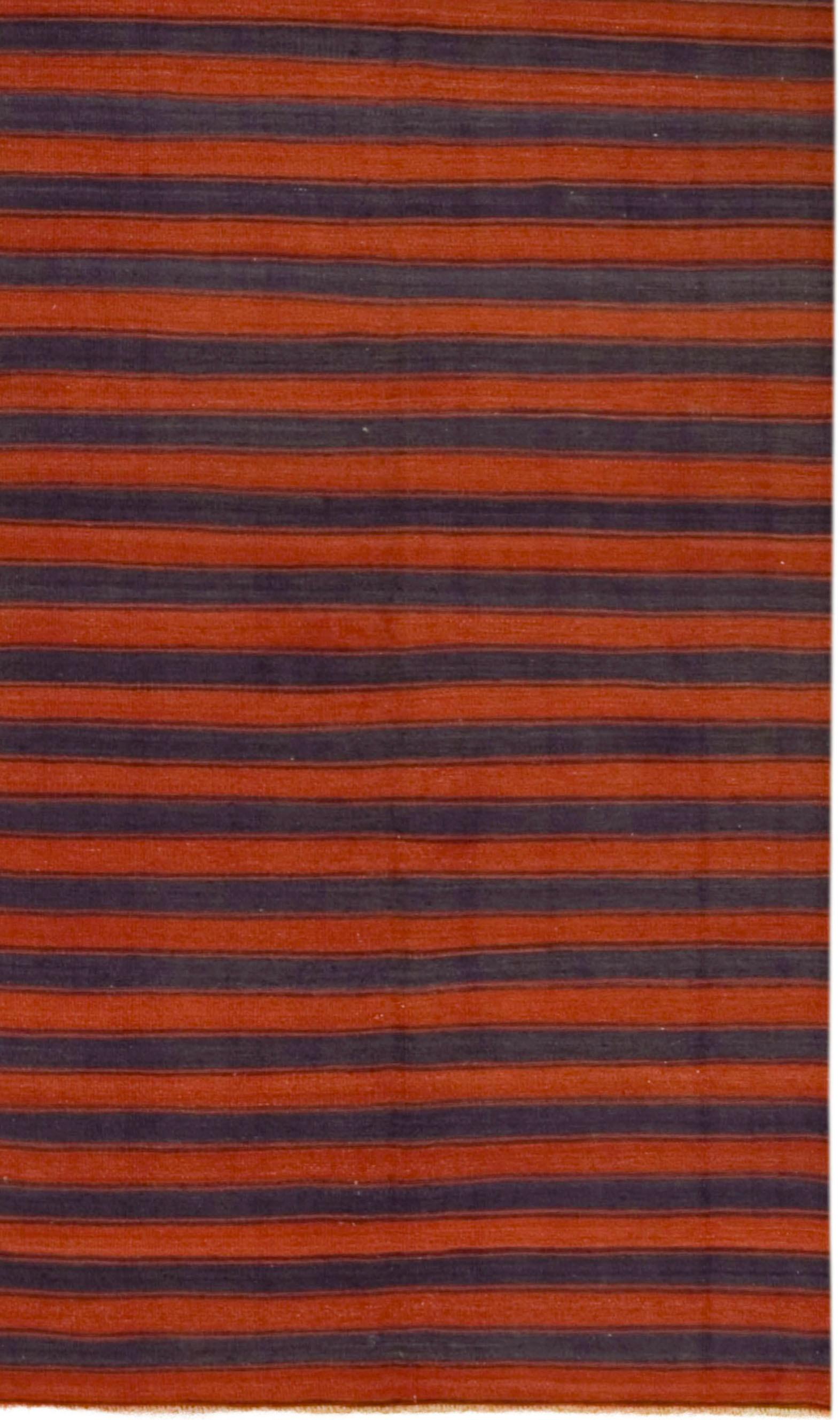 Alfombra turca vintage Kilim tamaño Galería. Este kilim turco vintage de tejido plano se tejió a mano en la década de 1950. La sencillez y audacia de estas piezas también pueden dar un aire contemporáneo y quedar bien tanto en un ambiente moderno