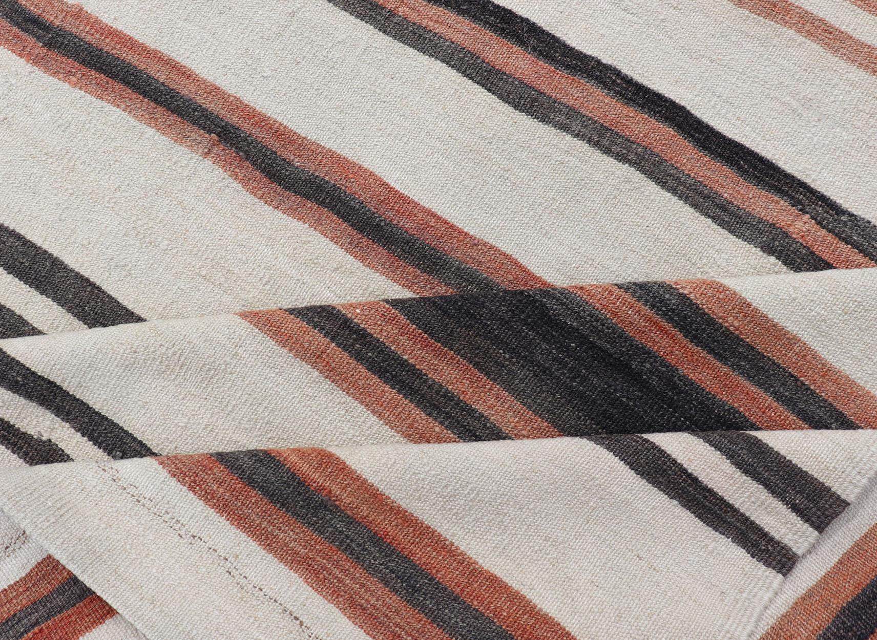 Galerie Kilim Turque Vintage avec Rayures en Crème, Brown et Corail Doux en vente 3