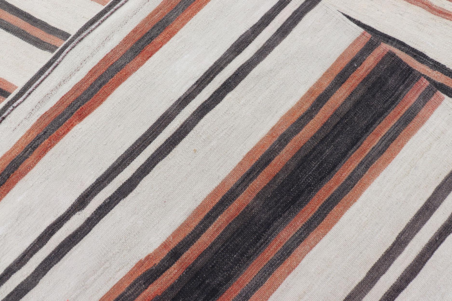 Galerie Kilim Turque Vintage avec Rayures en Crème, Brown et Corail Doux en vente 4