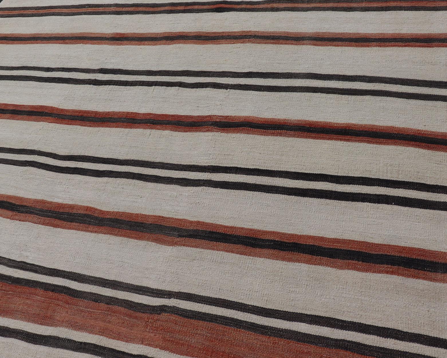 Galerie vintage turque Kilim avec des rayures en crème, marron et corail doux. Keivan Woven Arts / tapis EN-2425, pays d'origine / type : Turquie / Kilim, circa Mid-20th Century.
Mesures : 5'10 x 10'11 
Ce kilim vintage tissé à plat présente un