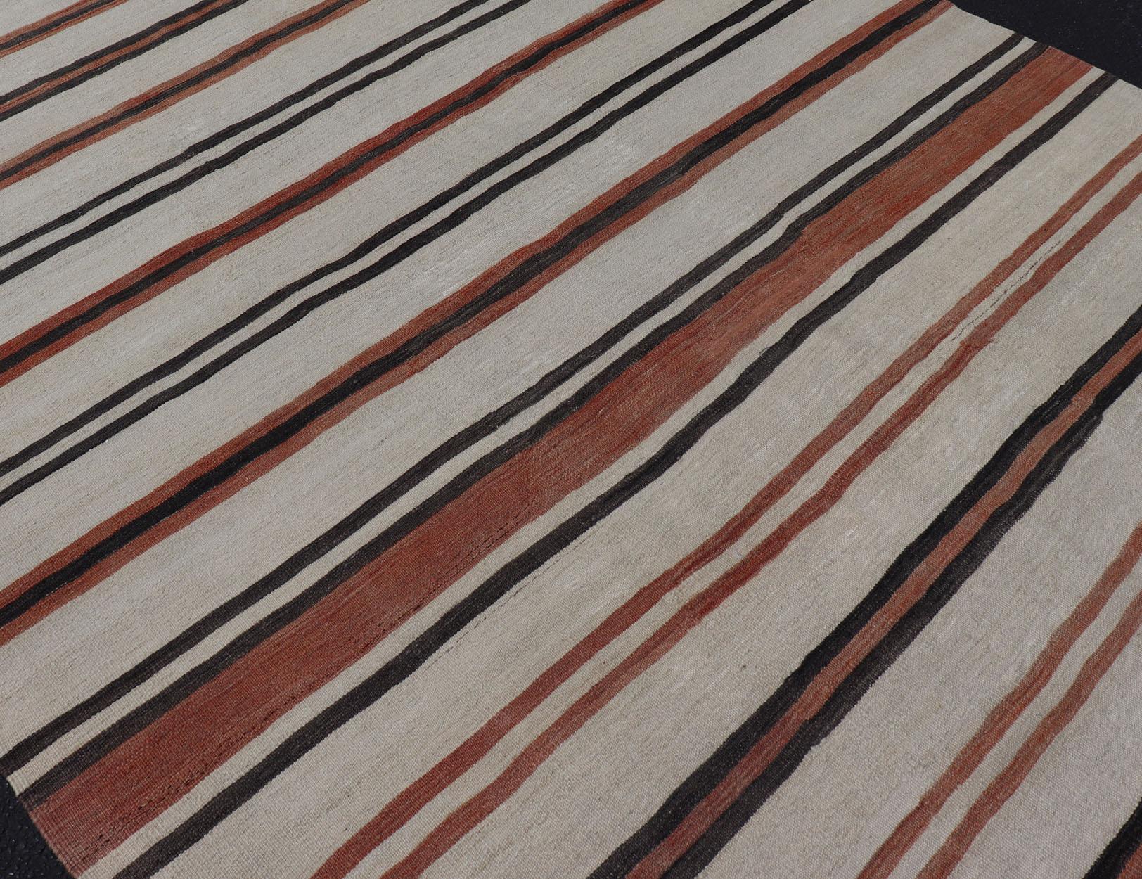 Turc Galerie Kilim Turque Vintage avec Rayures en Crème, Brown et Corail Doux en vente