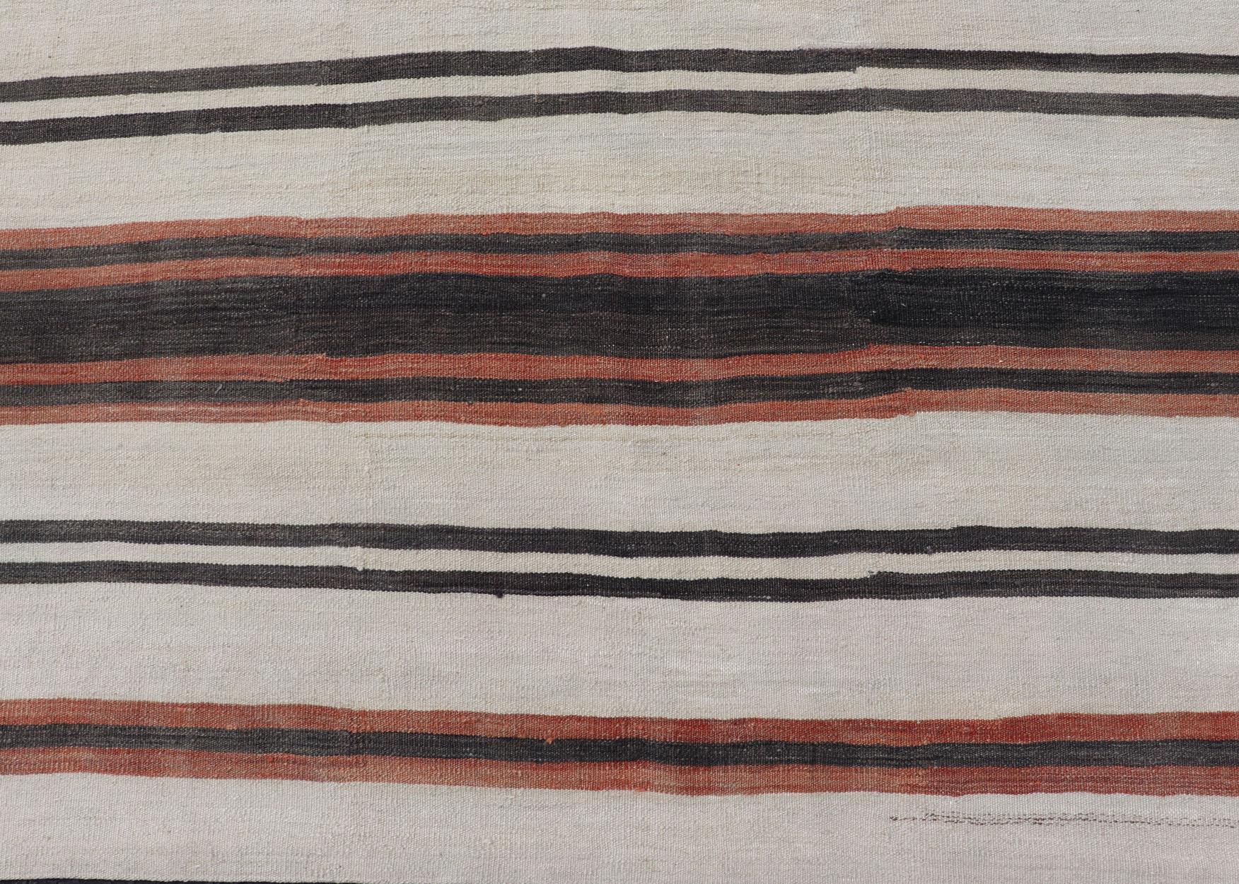 Tissé à la main Galerie Kilim Turque Vintage avec Rayures en Crème, Brown et Corail Doux en vente