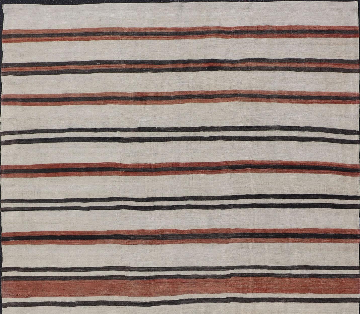 Galerie Kilim Turque Vintage avec Rayures en Crème, Brown et Corail Doux Bon état - En vente à Atlanta, GA