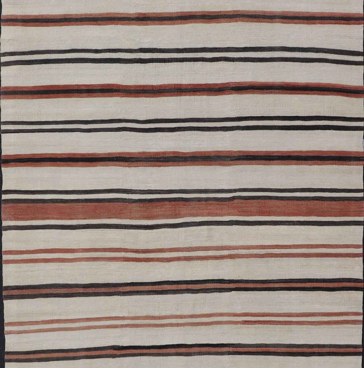 20ième siècle Galerie Kilim Turque Vintage avec Rayures en Crème, Brown et Corail Doux en vente