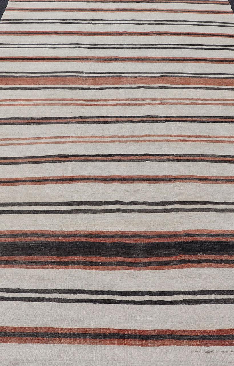 Laine Galerie Kilim Turque Vintage avec Rayures en Crème, Brown et Corail Doux en vente