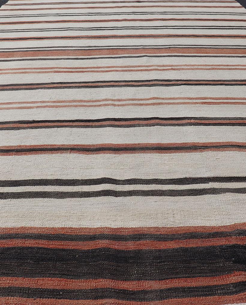 Galerie Kilim Turque Vintage avec Rayures en Crème, Brown et Corail Doux en vente 1