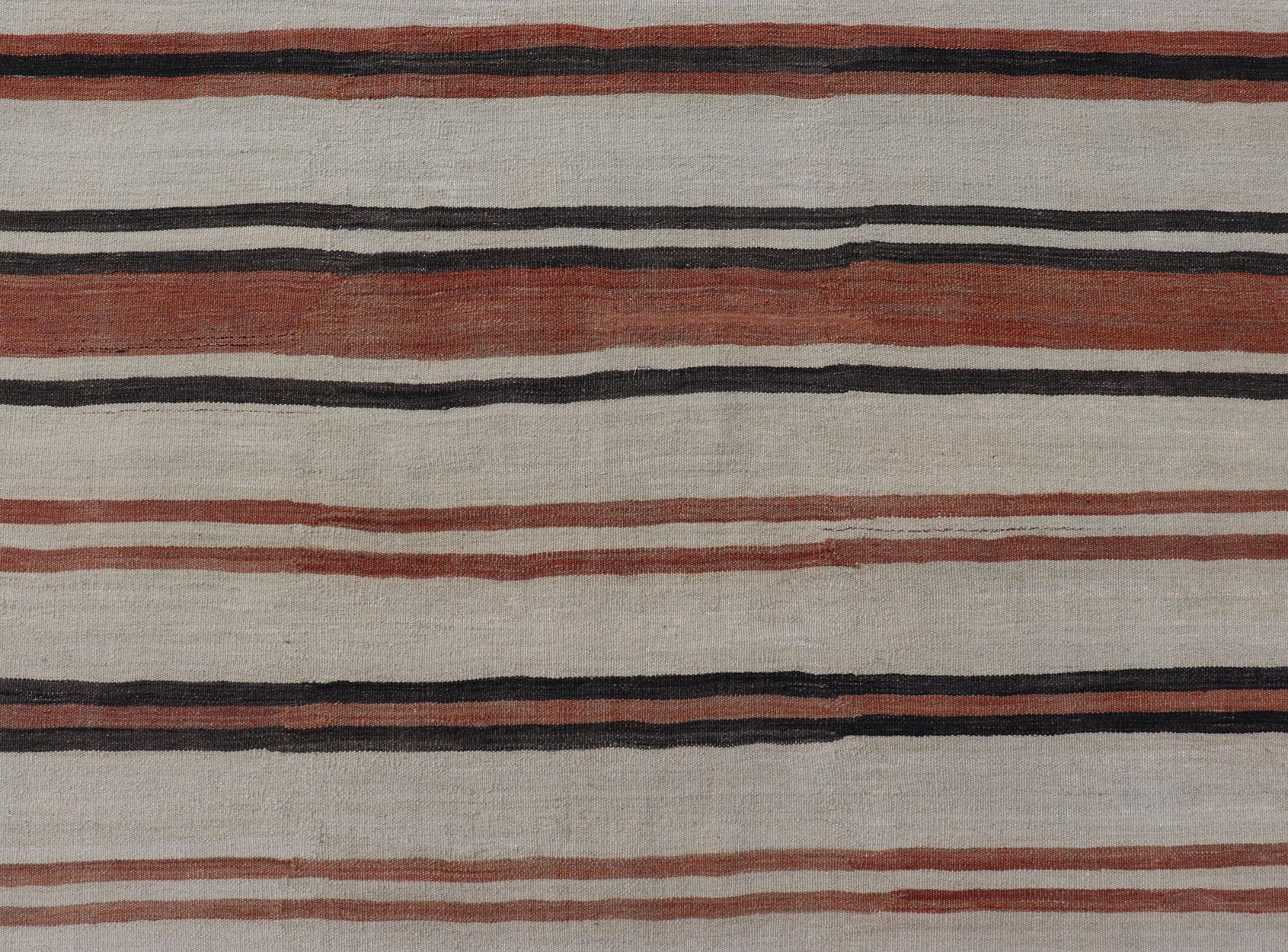 Galerie Kilim Turque Vintage avec Rayures en Crème, Brown et Corail Doux en vente 2