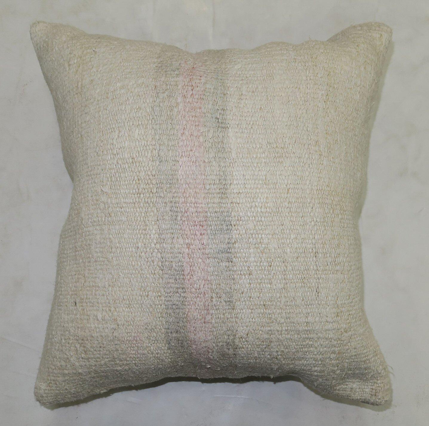 Pillow made from a vintage Turkish Kilim 

Measures: 18'' x 18''.