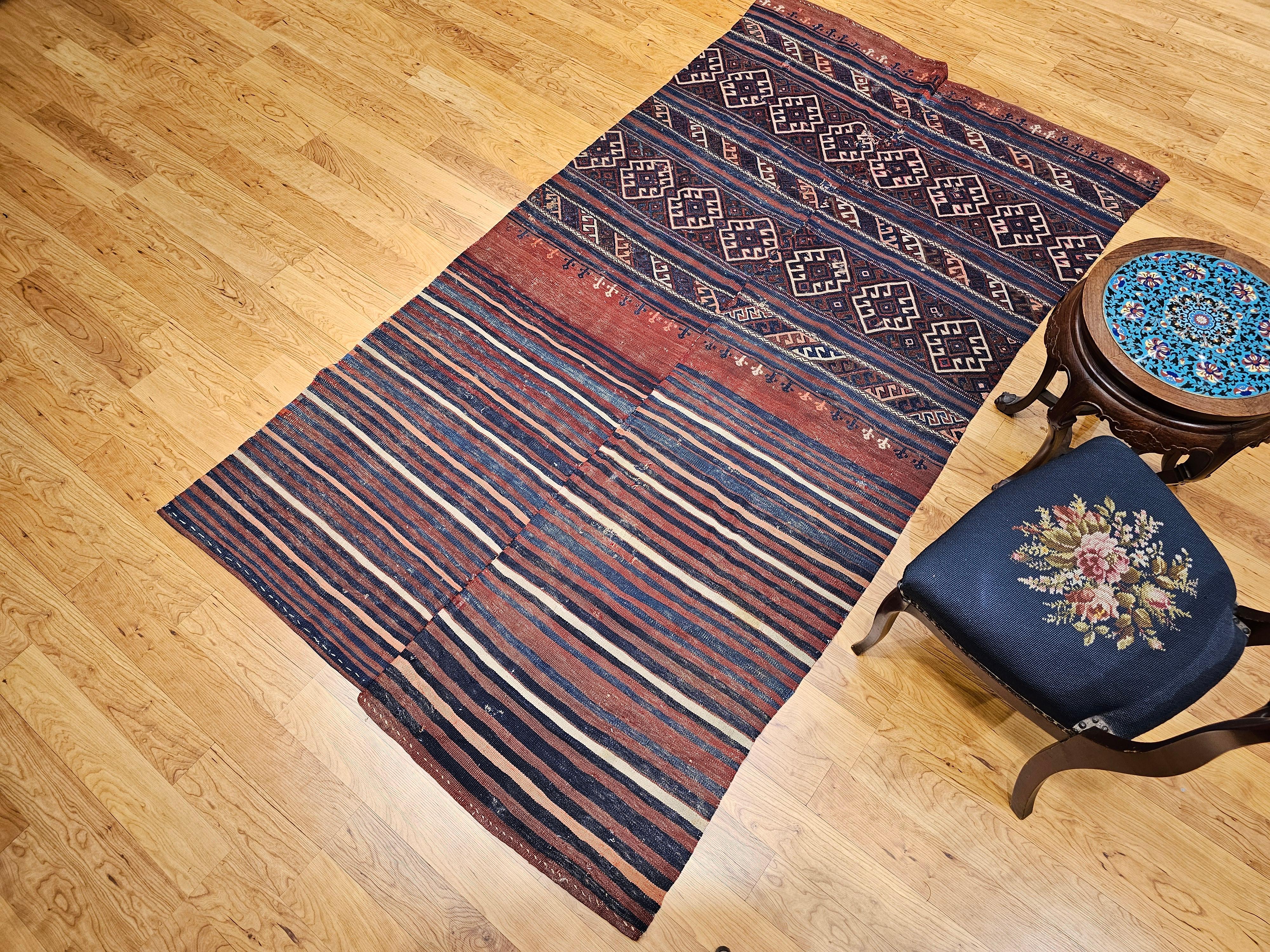 Kilim turc vintage au design géométrique en bleu indigo, rouge rouille, ivoire en vente 4