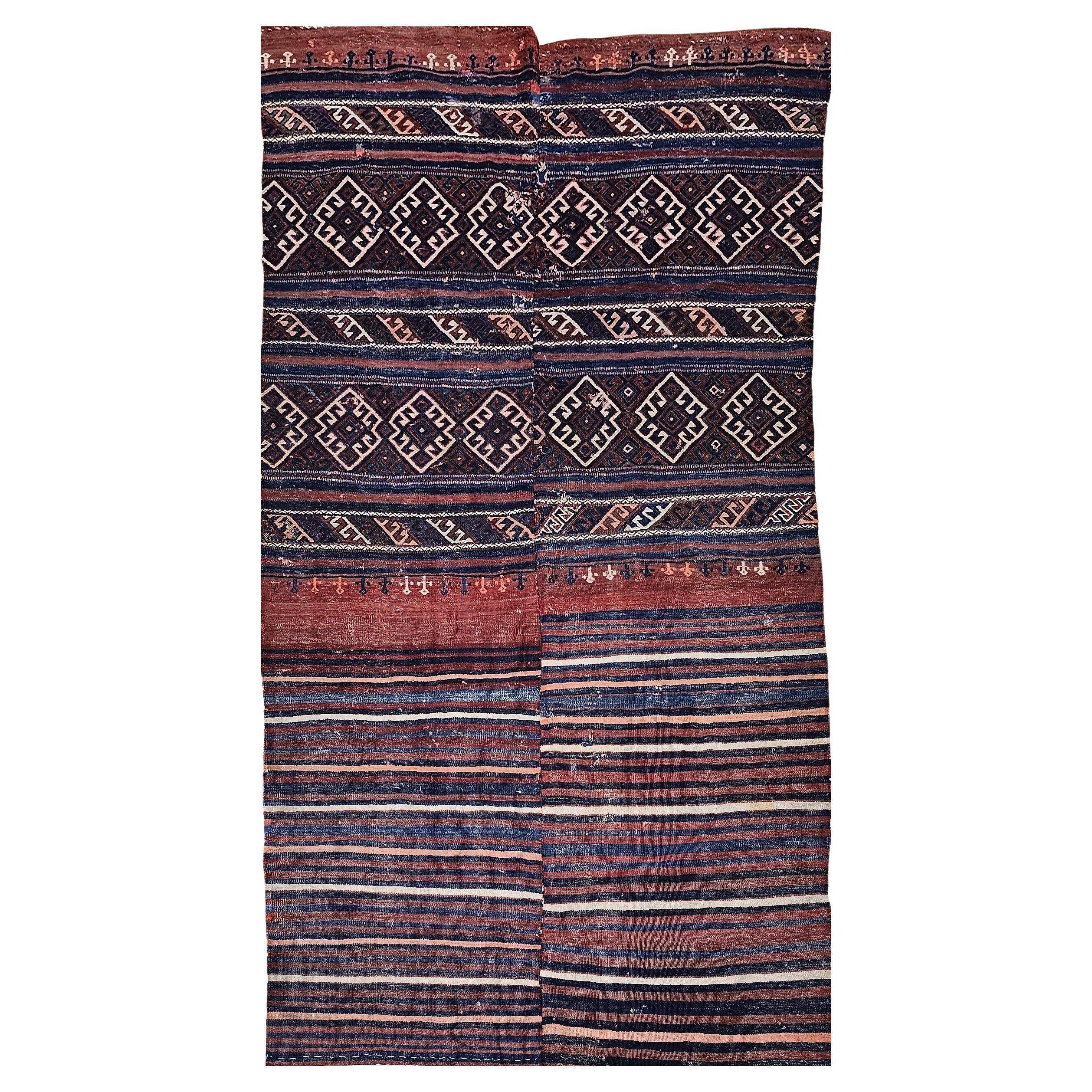 Kilim turc vintage au design géométrique en bleu indigo, rouge rouille, ivoire