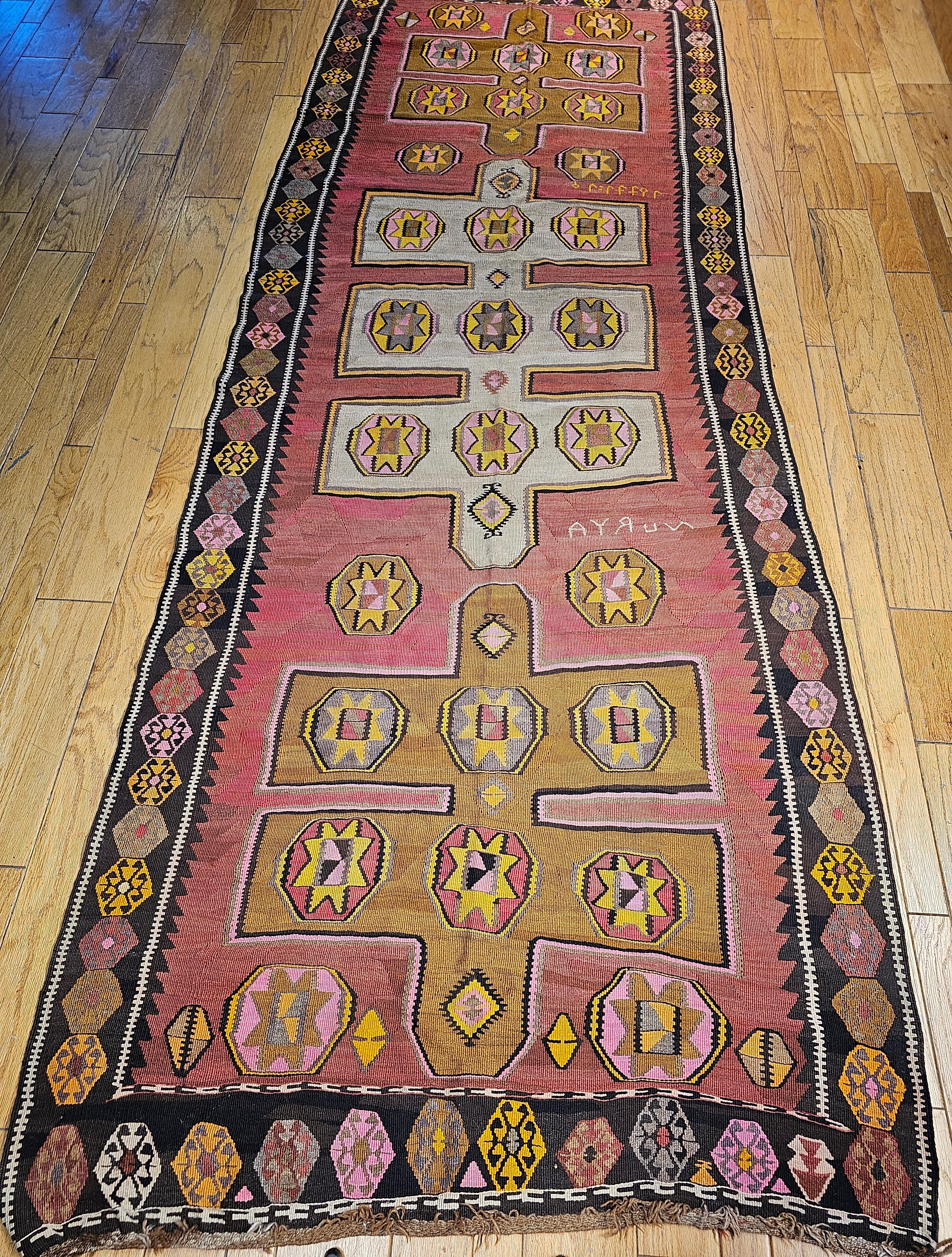 Vintage türkischen anatolischen Kelim aus den frühen 1900er Jahren.  Dieser Kelim hat helle und schöne Farben in großen Design, so dass dies ein einzigartiges Kilim aus dem östlichen Anatolien von den armenischen Webern in den frühen Teil des 1900er