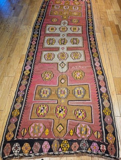 Türkischer Vintage-Kilim mit geometrischem Muster in Rosa, Schwarz, Elfenbein, Gelb und Brown