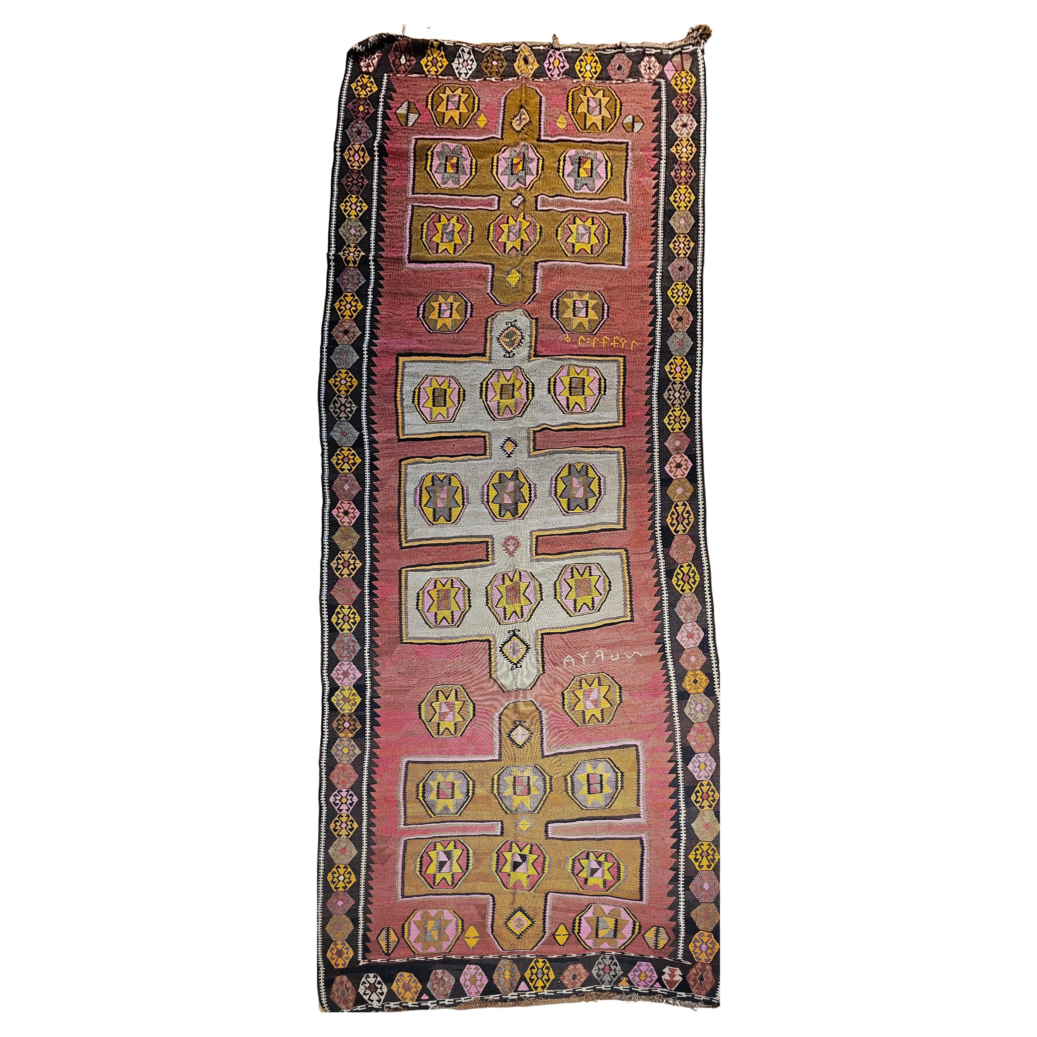 Türkischer Vintage-Kilim mit geometrischem Muster in Rosa, Schwarz, Elfenbein, Gelb und Brown im Angebot