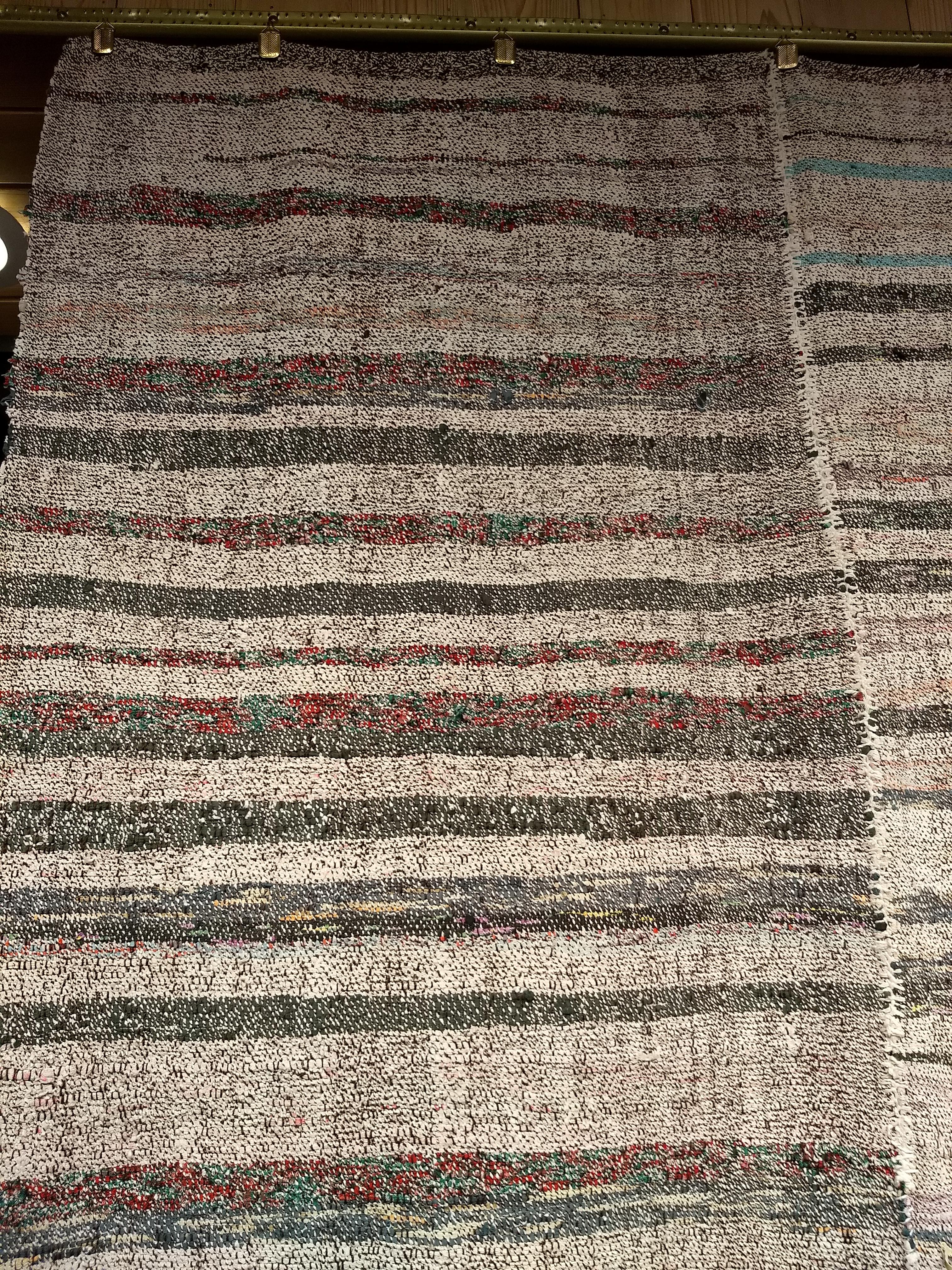 Kilim turco vintage de rayas horizontales Turco en venta