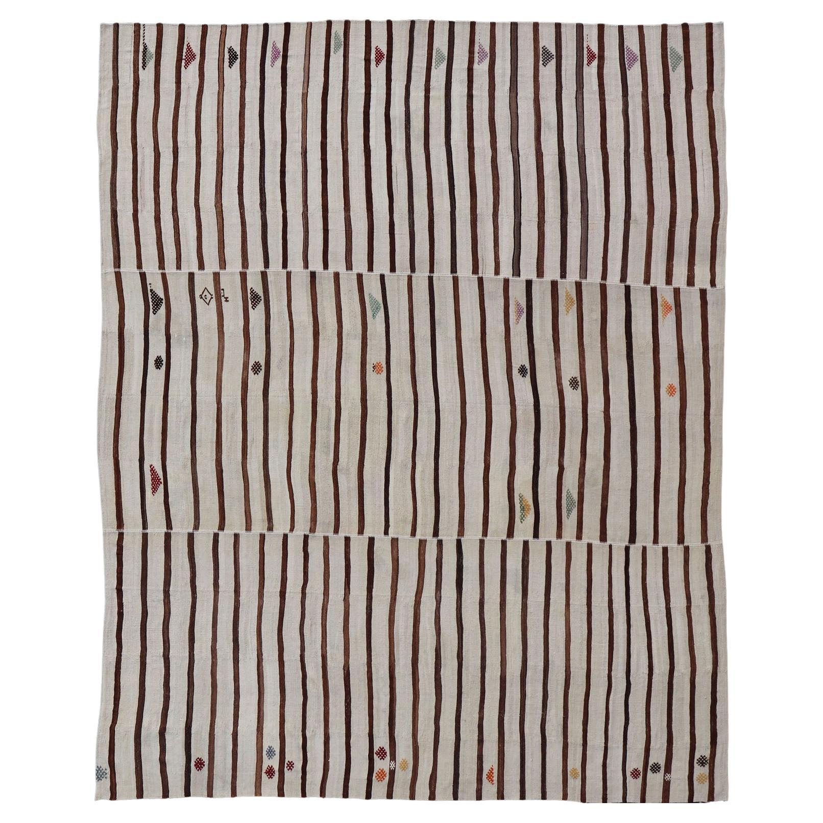 Vintage türkischen Kelim in Wolle mit geometrischen gestreiften Panel Design 14
8" X18
6" im Angebot