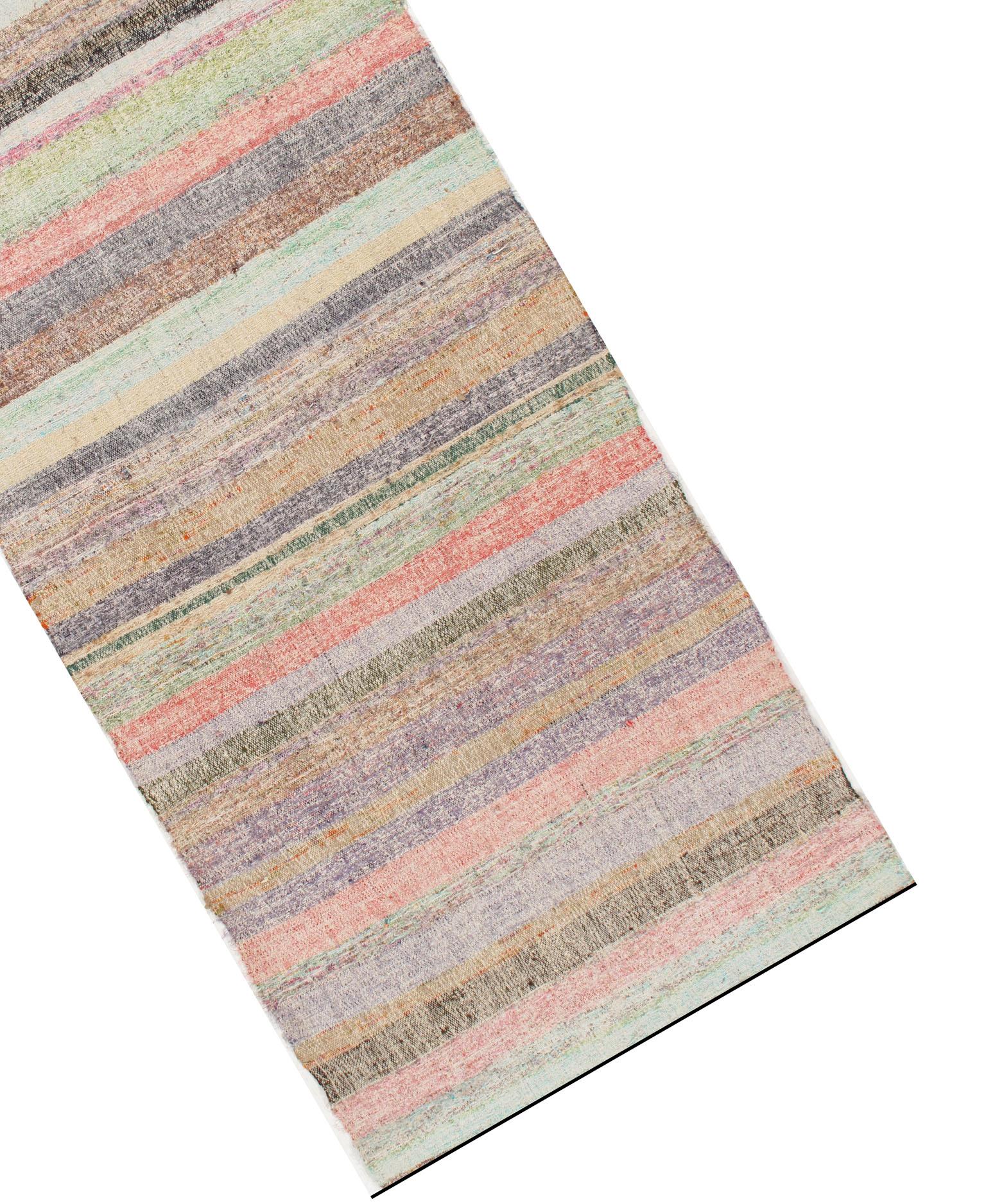 Türkischer Kelim-Läufer im Vintage-Stil:: 3'9 x 24'2 (20. Jahrhundert) im Angebot