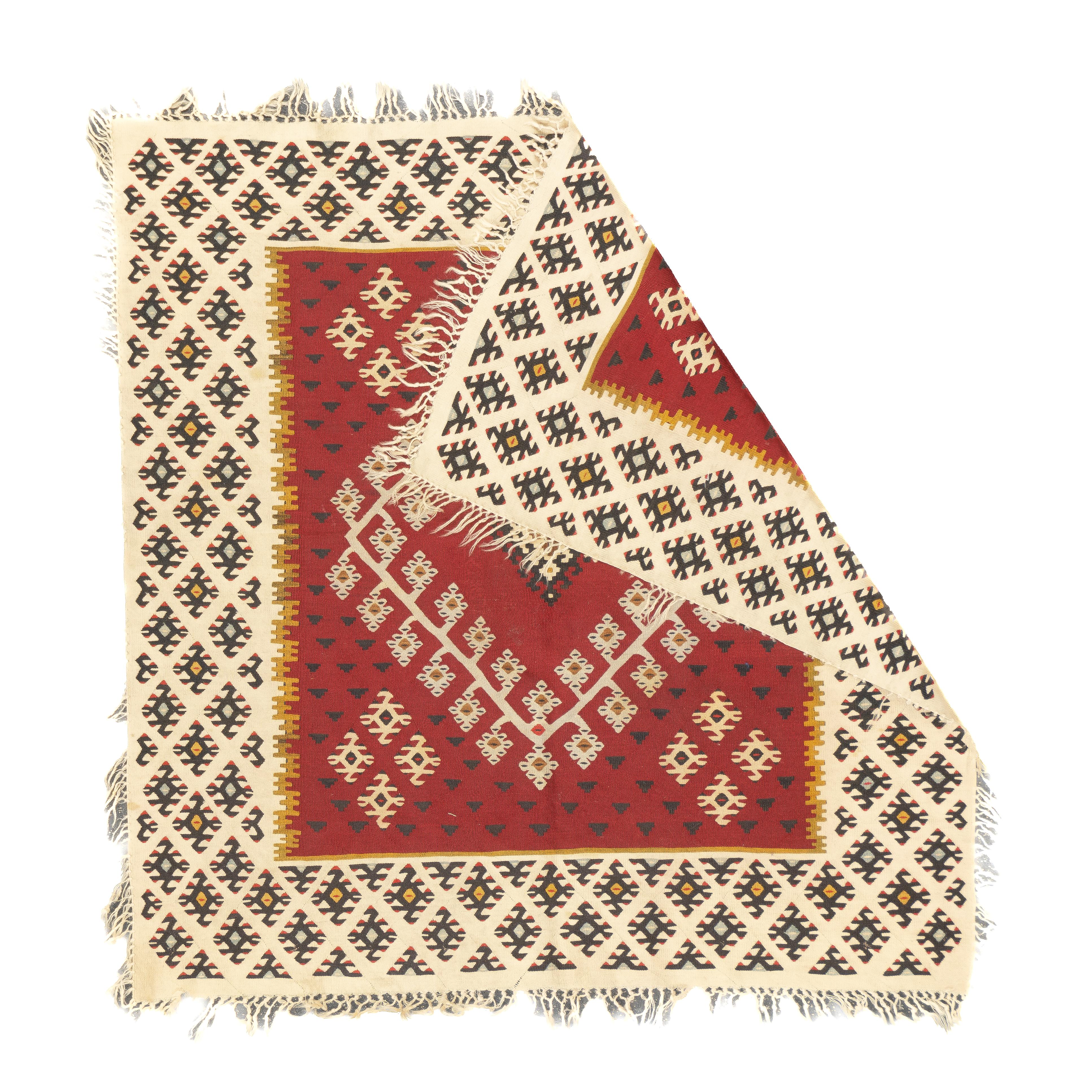Alfombra Kilim Turca Vintage 4'5'' x 4'6''. Una técnica más que un tipo de alfombra. La técnica es: tapiz de hendidura, trama compartida por urdimbre, entrelazado de trama simple o doble. También se refiere a las bandas de tejido liso en los