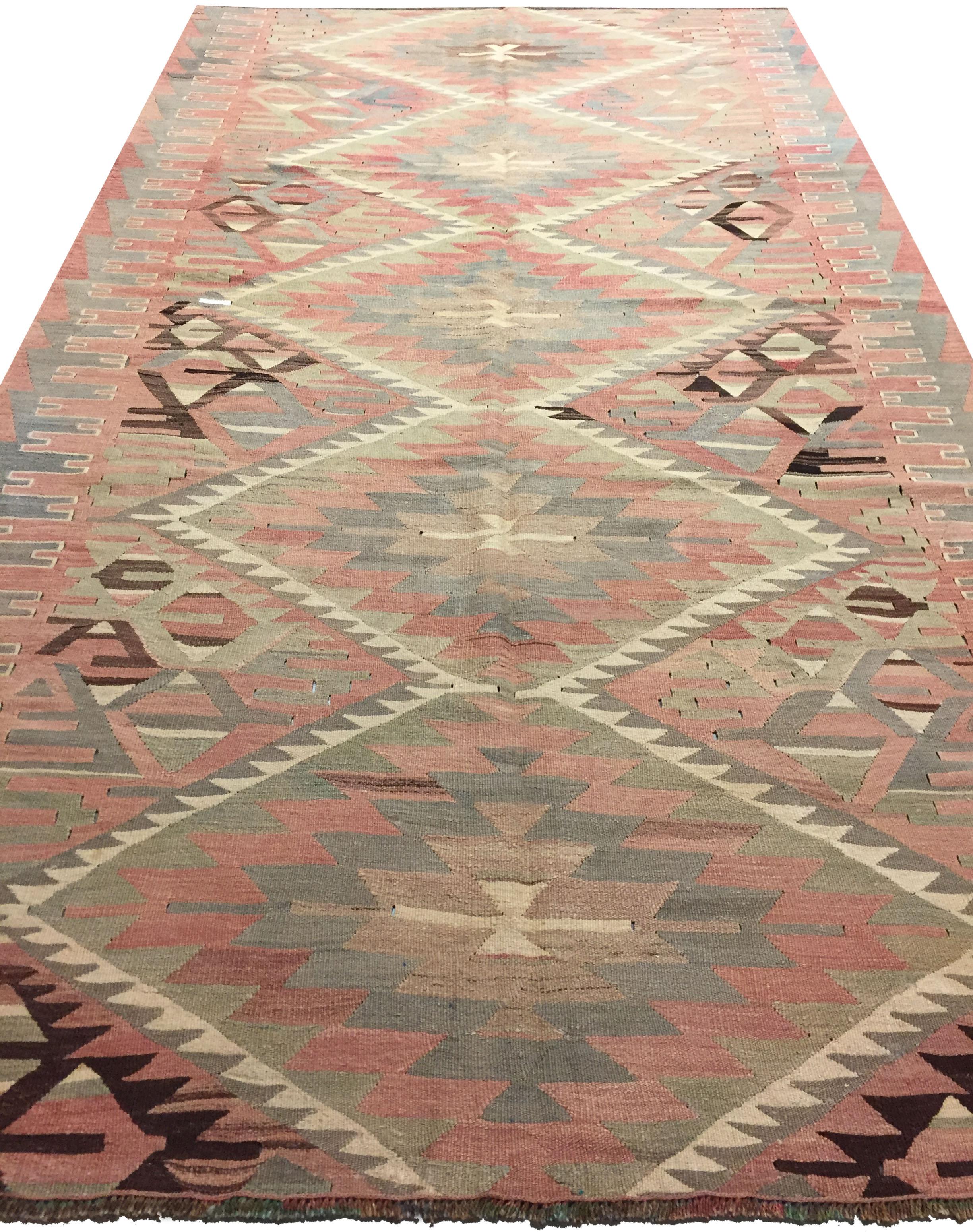 Vintage Turkish Kilim Rug  5'2 x 10' In Good Condition For Sale In New York, NY