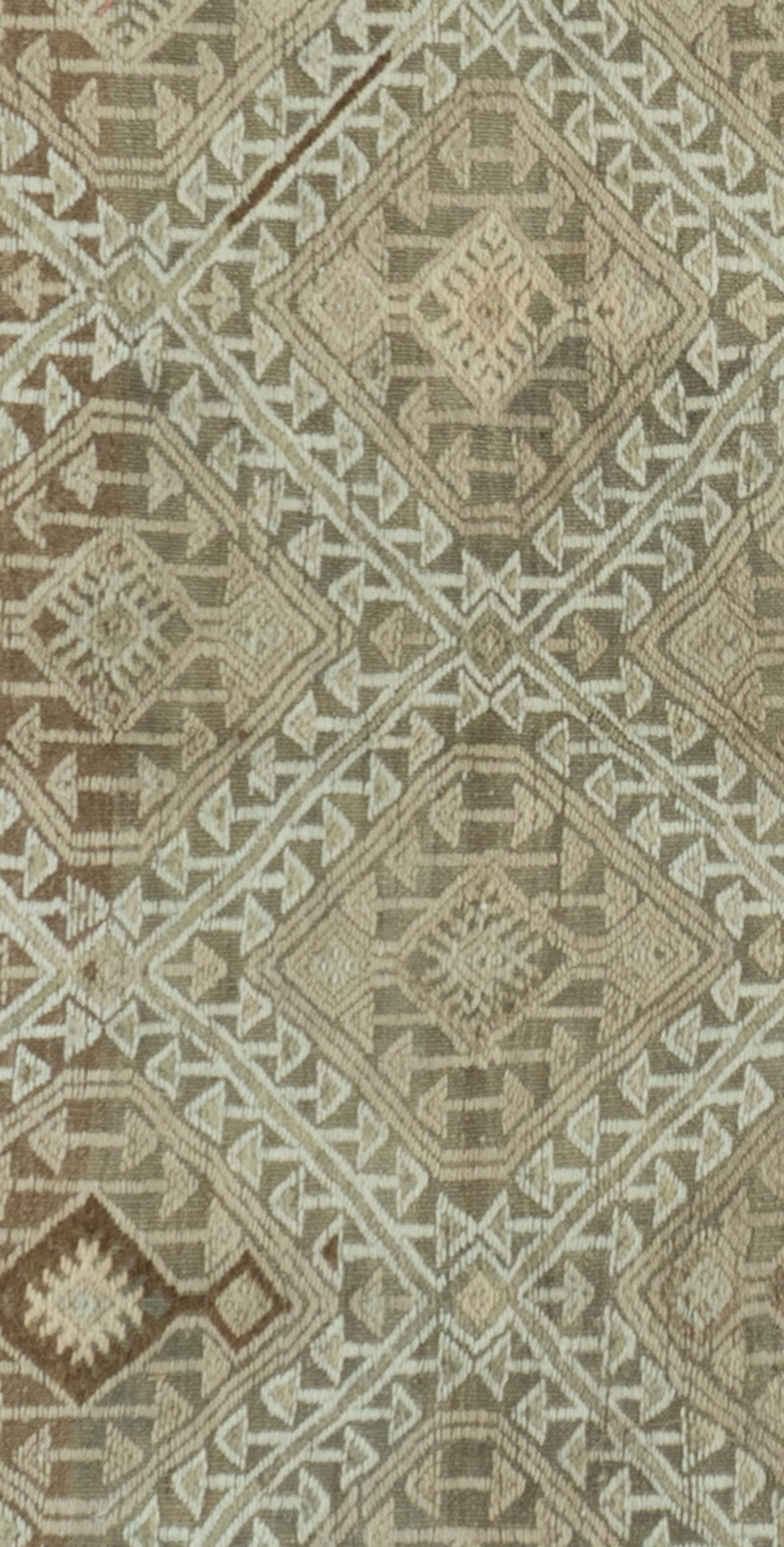 5'6 X 7'2. Tessuto a mano negli anni '40, questo Kilim vintage turco a trama piatta è un esempio di artigianato senza tempo. La sua geometria audace e la sua sobria eleganza creano un equilibrio sorprendente: si trova ugualmente a suo agio in un