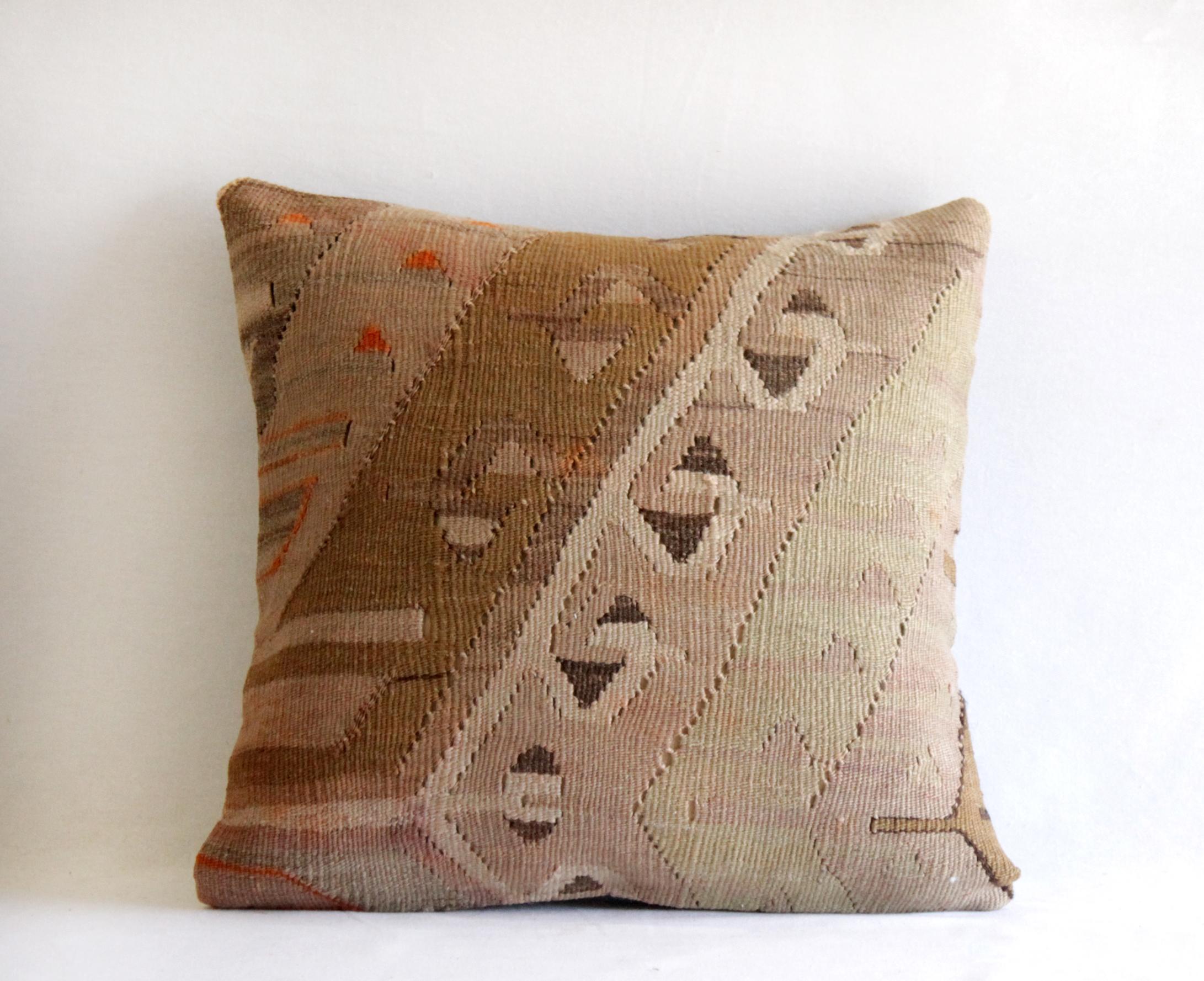 Vintage Turkish Kilim rug accent pillow
Pretty blush and nude tones with brown accents. Tiny pops of a burnt orange color, finished with a grey canvas backing, and hidden zipper closure.
Measures: 15.5