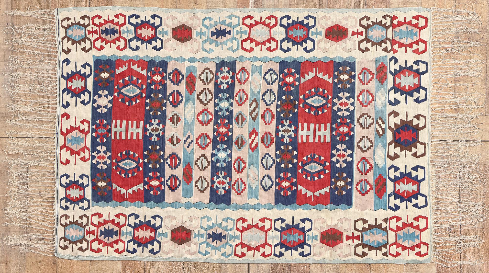 Türkischer Kelim-Teppich im Vintage-Stil, Boho Chic Meets Patriotic Flair im Angebot 2