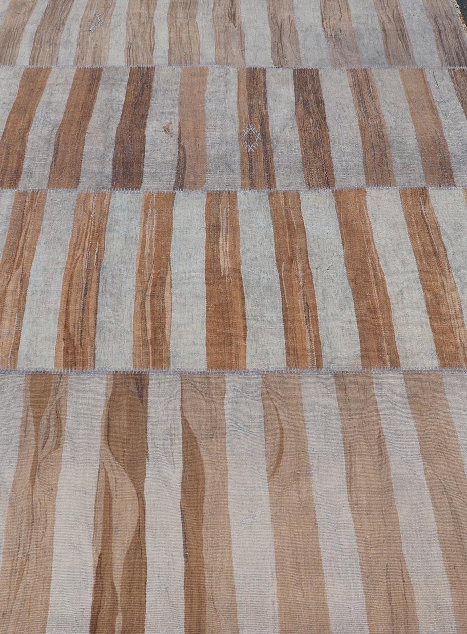 Medidas: 6'0 x 9'0 
Alfombra Kilim Turca Vintage Marrón Terroso y Rayas Grises Suaves 6'0 x 9'0. Keivan Woven Arts / Alfombra / EN-13910 País de origen / tipo: Turquía / Kilim. 

La alfombra turca Kilim es un notable ejemplo de artesanía