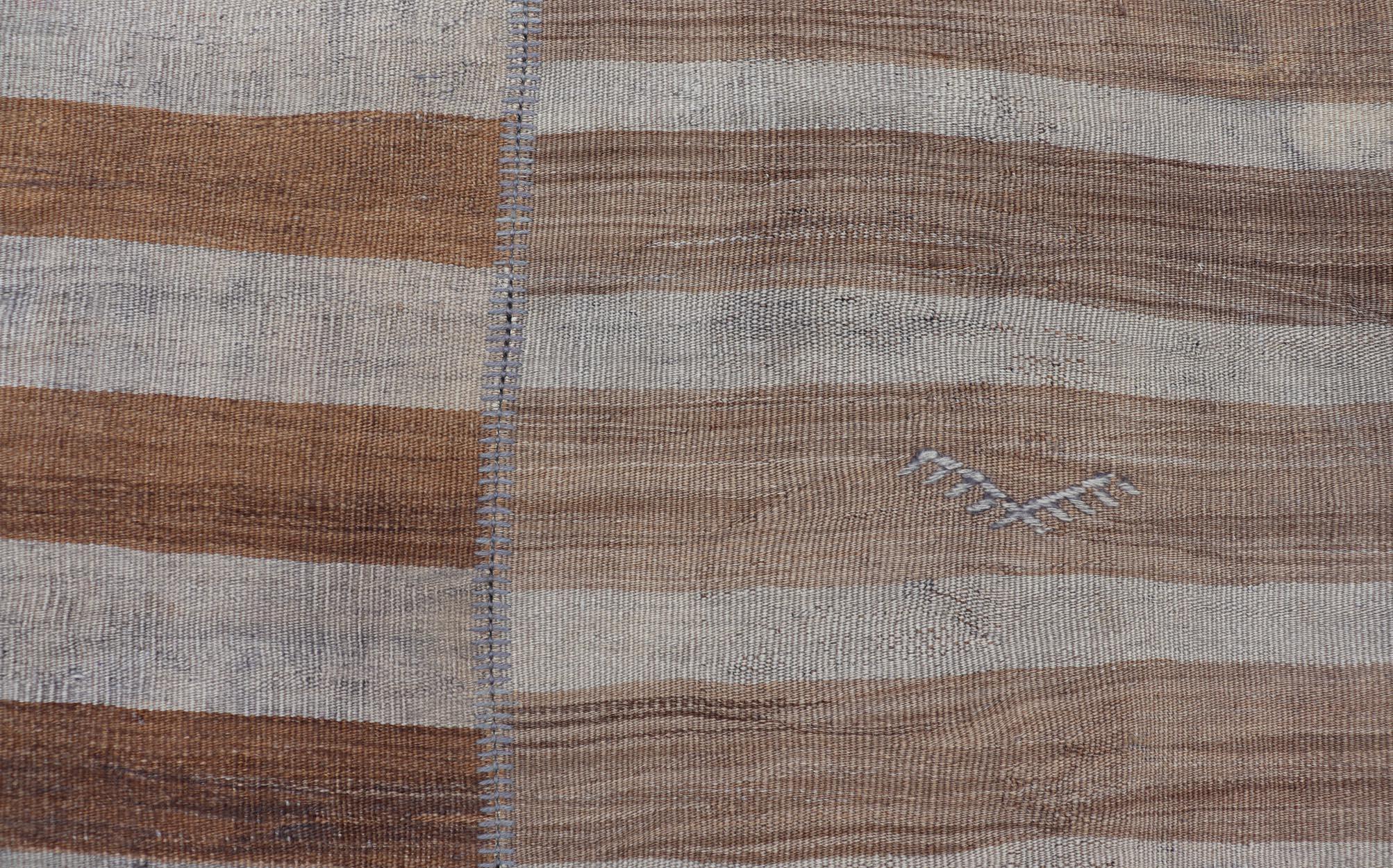 Alfombra Kilim Turca Vintage Marrón Terroso y Rayas Grises Suaves 6'0 x 9'0 en Bueno Estado en Atlanta, GA