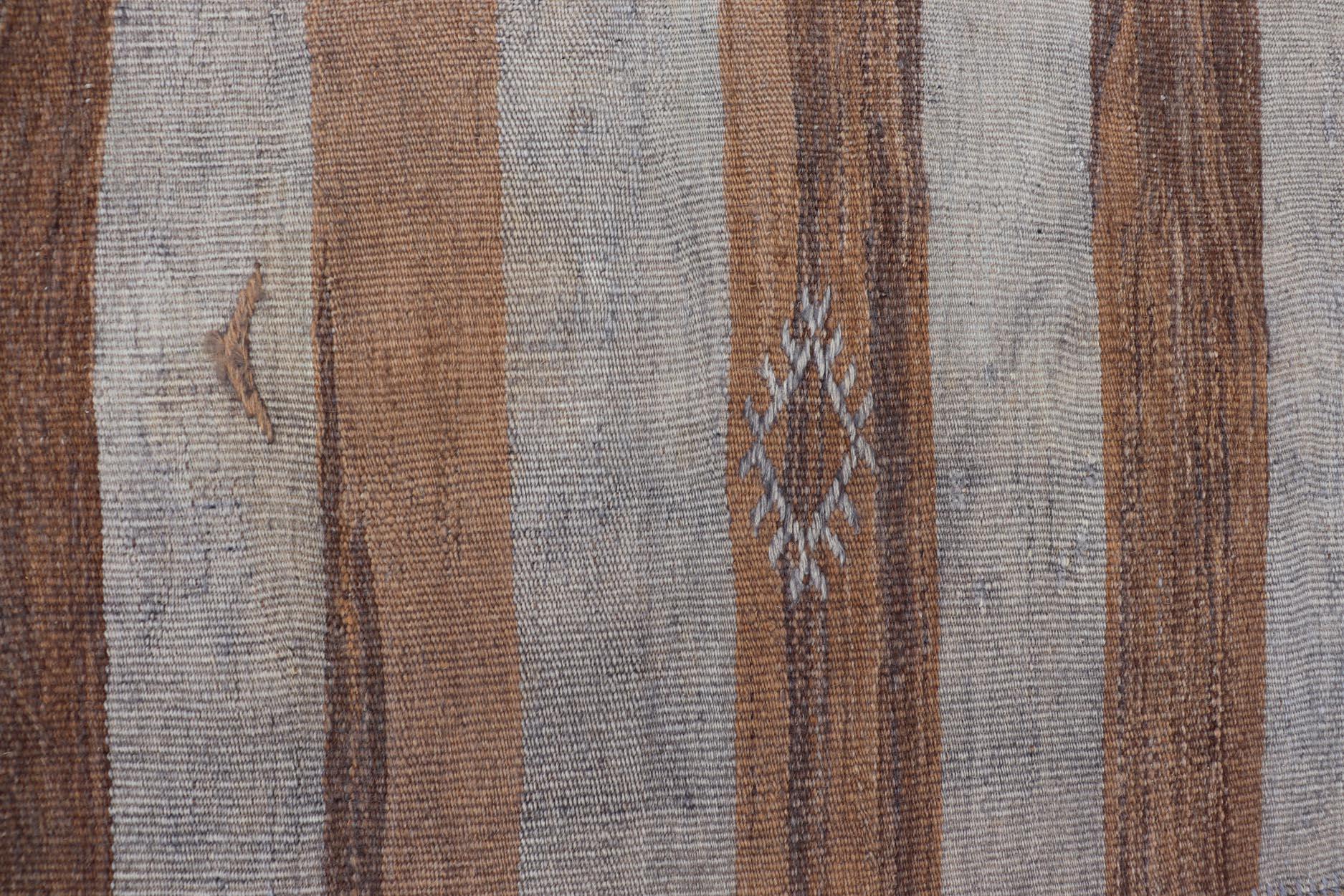 Alfombra Kilim Turca Vintage Marrón Terroso y Rayas Grises Suaves 6'0 x 9'0 siglo XX