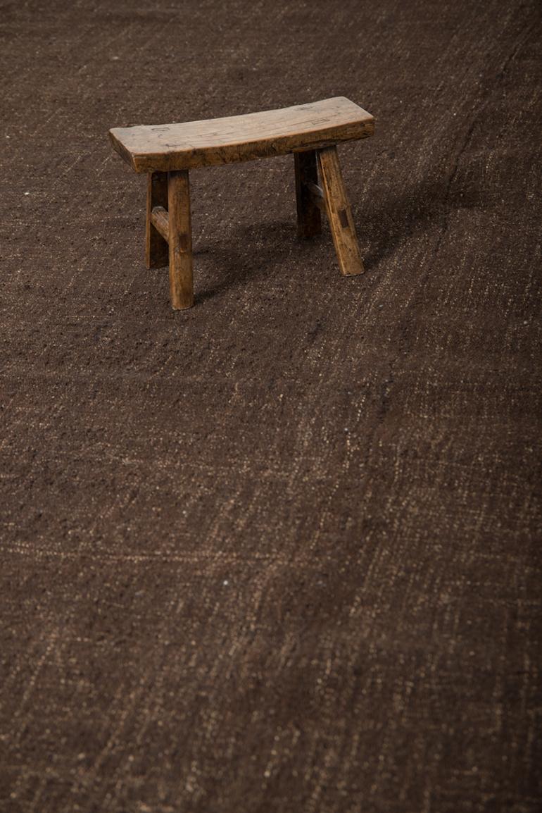 This vintage Kilim is simple in design yet so elegant with its deep brown bringing a warm and fresh appeal to more modern and Minimalist ambiences, This design captures both, elegance and raw beauty. Just unique and authentic. The most remarkable