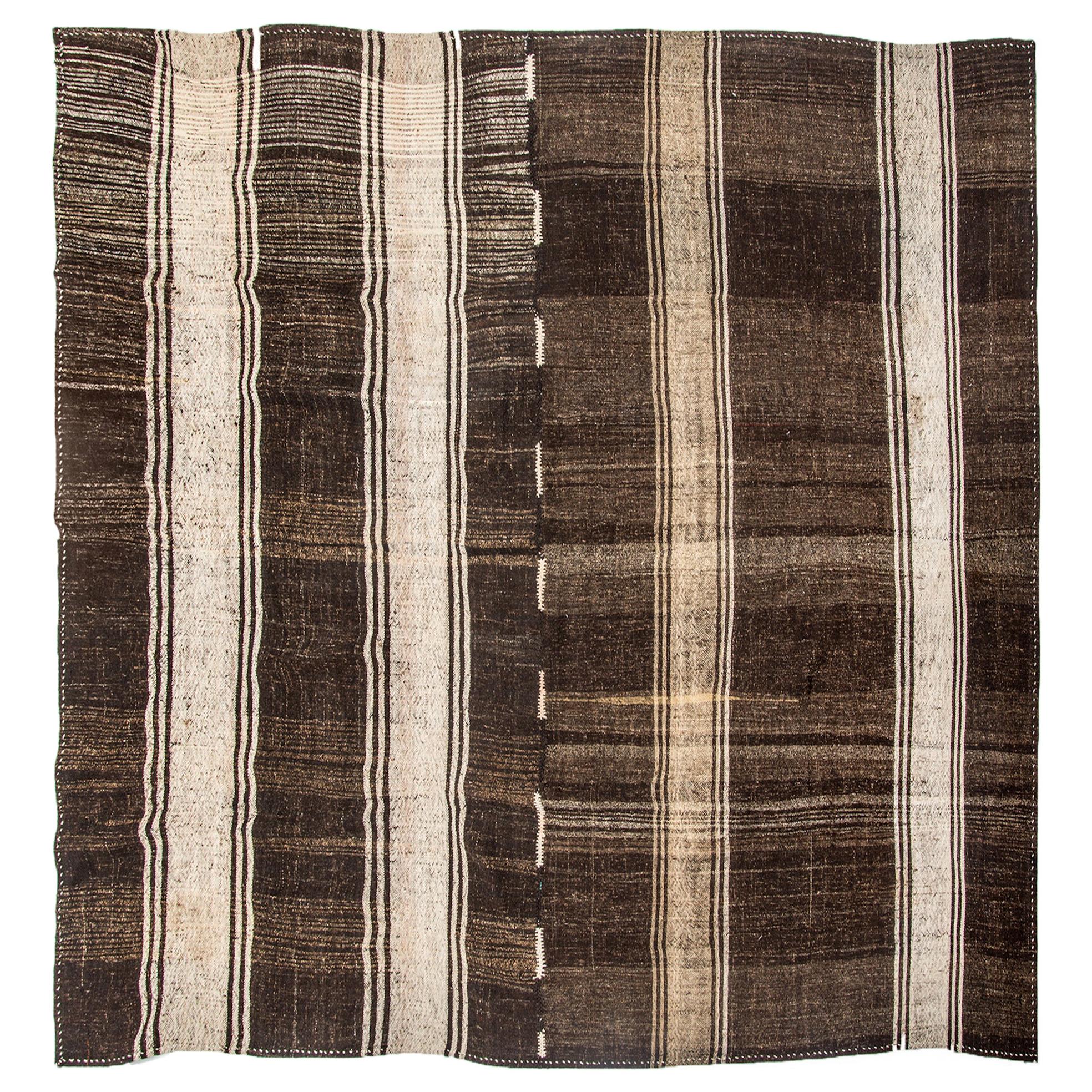 Vintage Turkish Kilim Rug 
Flat-Weave
 For Sale