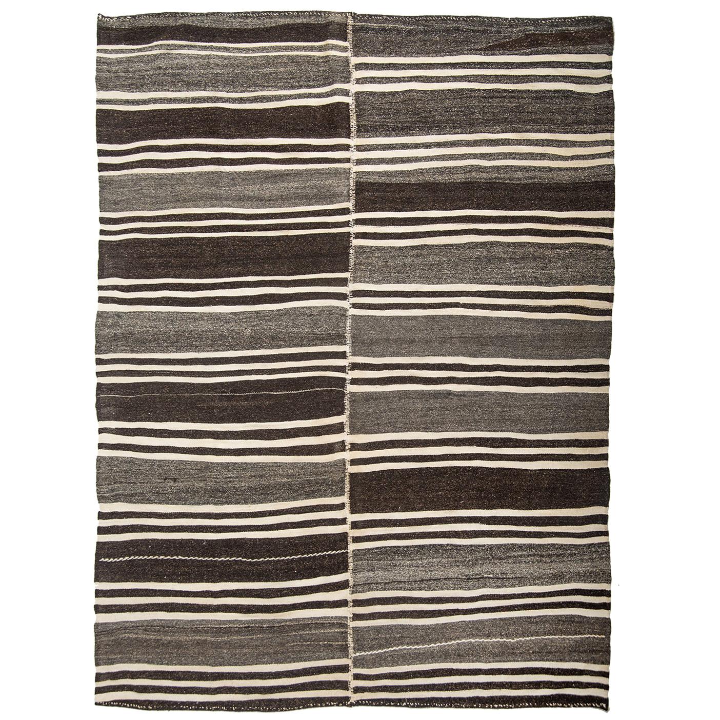 Vintage Turkish Kilim Rug 
Flat-Weave
 For Sale