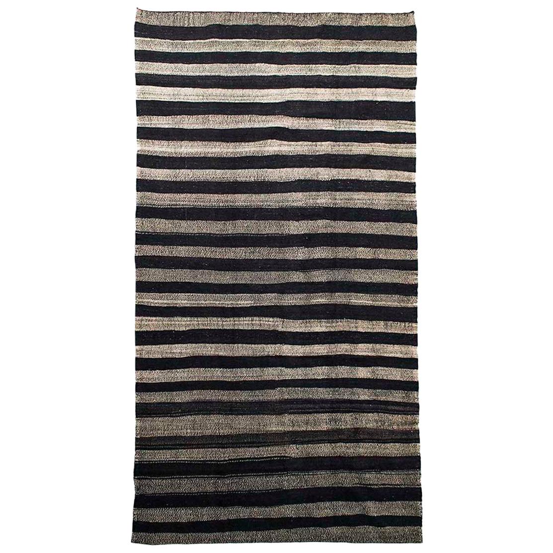 Vintage Turkish Kilim Rug 
Flat-Weave
 For Sale
