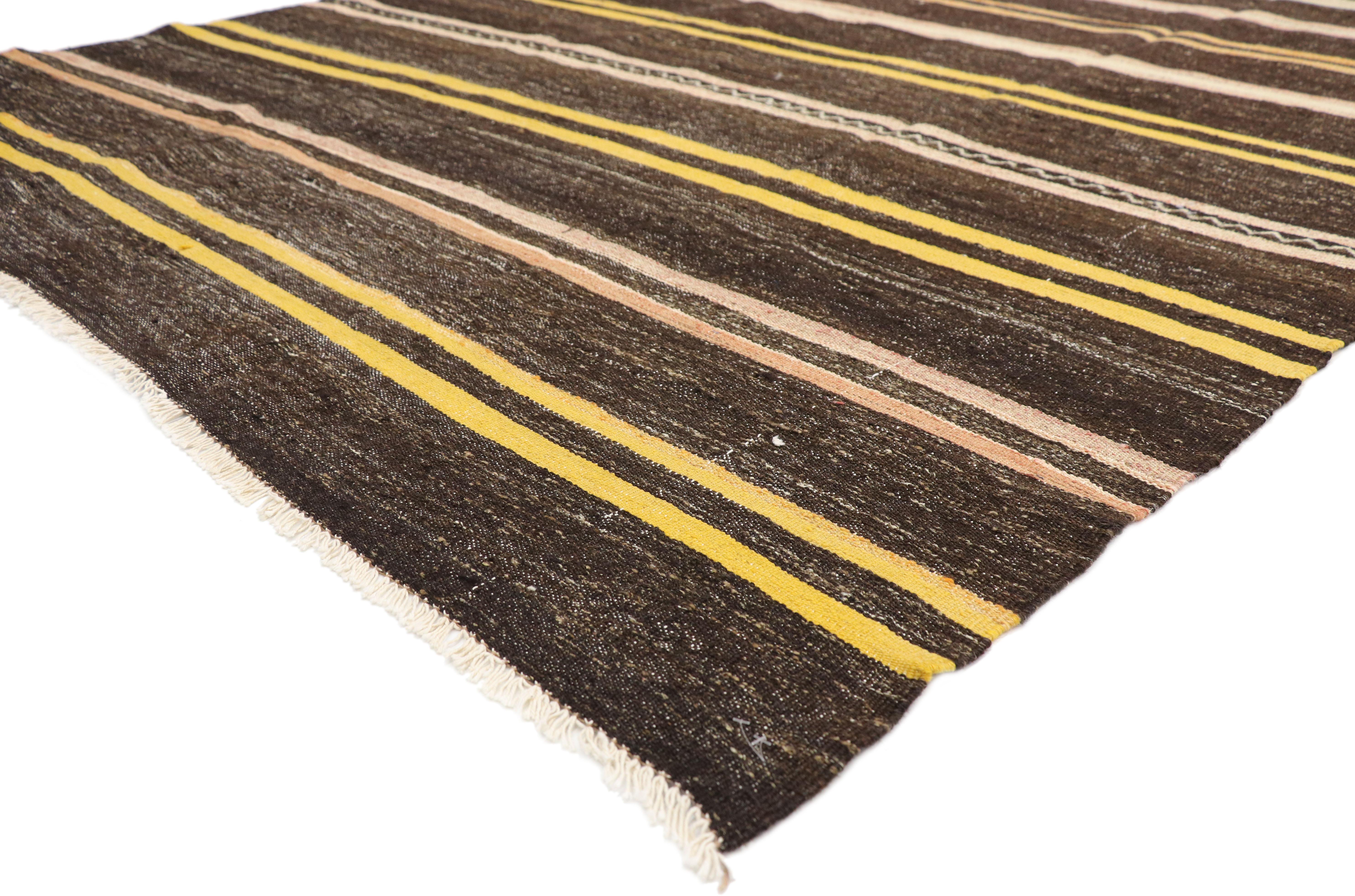 51332, türkischer Kelim-Teppich im Vintage-Stil. Dieser handgewebte türkische Kilim-Teppich aus Wolle zeigt eine Reihe von Streifen in sanften Farben auf einem dunklen kontrastierenden Hintergrund. Dieser flachgewebte Kelimteppich zeigt Symbole für
