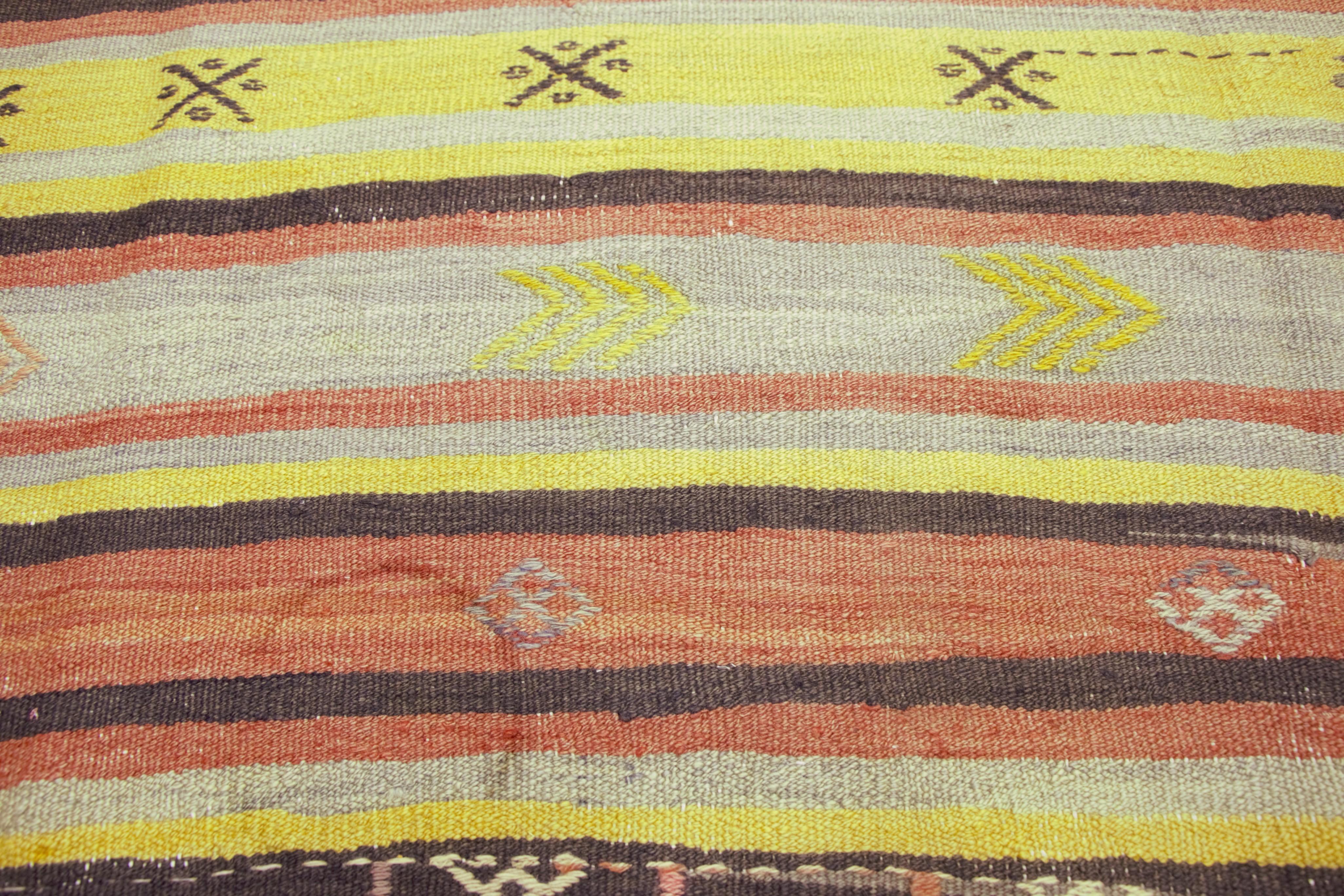 Vintage Turkish Kilim Rug, Flat-Weave Kilim Tribal Rug In Good Condition For Sale In Dallas, TX