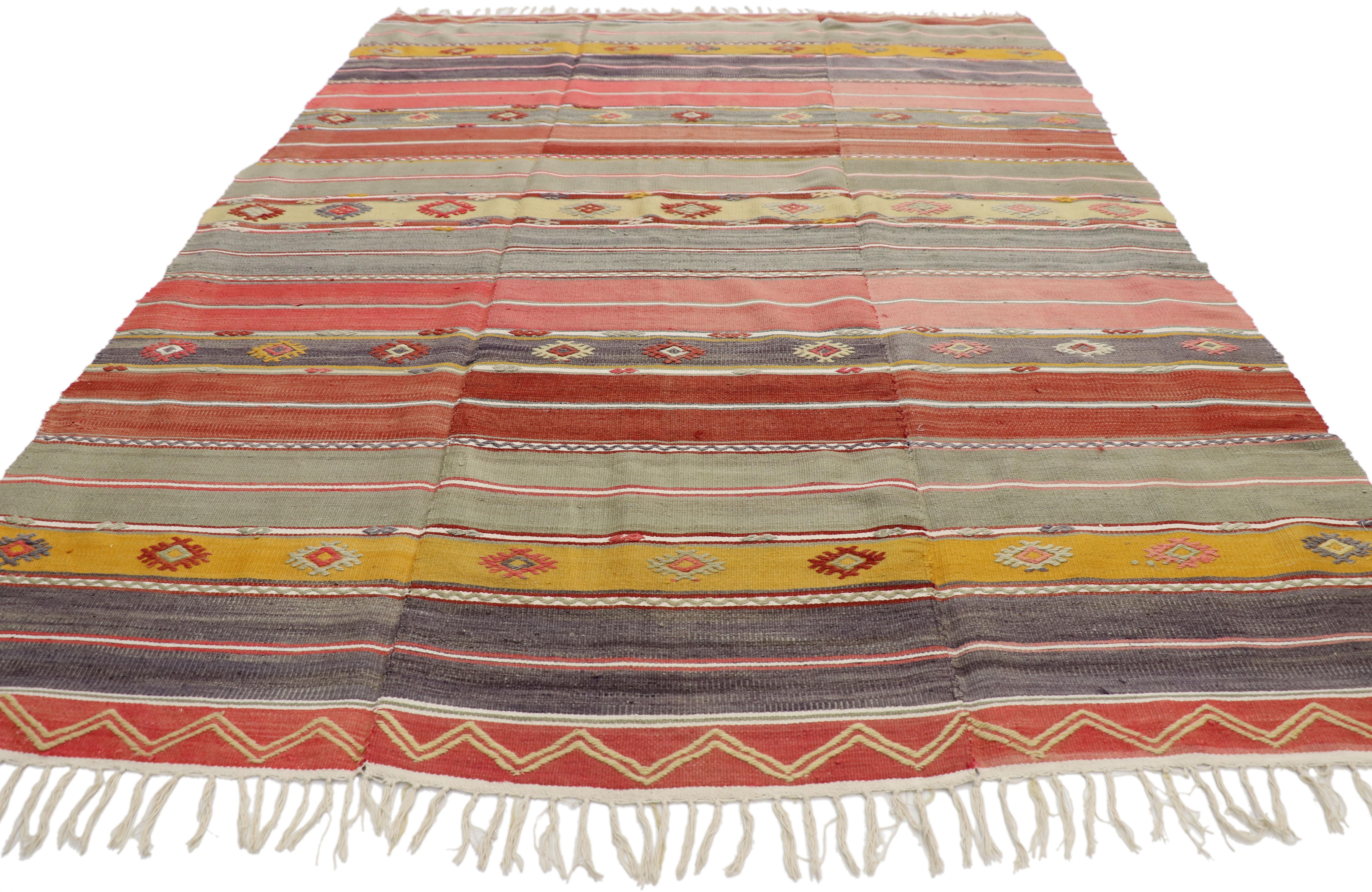 Boho Chic Vintage Turkish Kilim Rug, Flat-Weave Rug with Tribal Style In Distressed Condition In Dallas, TX