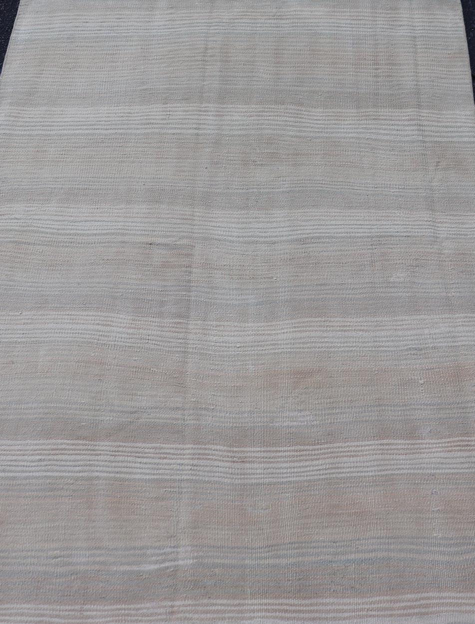 Maße: 3'7 x 5'2 
Vintage Turkish Kilim Rug In Beige und Creme Streifen und Töne 3'7 x 5'2. Keivan Woven Arts / Teppich / EN-1420 Herkunftsland / Art: Türkei / Kelim 

Der türkische Vintage-Kilim-Teppich zeichnet sich durch ein raffiniertes Design