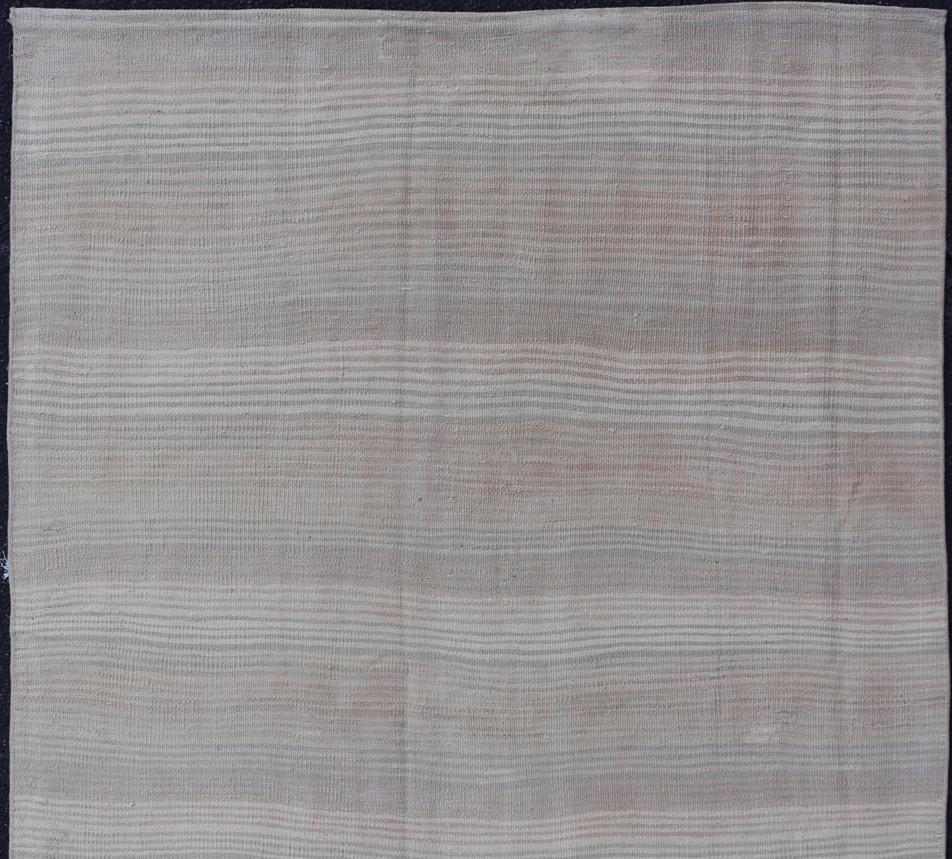 Vintage Türkisch Kilim Teppich In Beige und Creme Streifen und Töne 3'7 x 5'2 (20. Jahrhundert) im Angebot